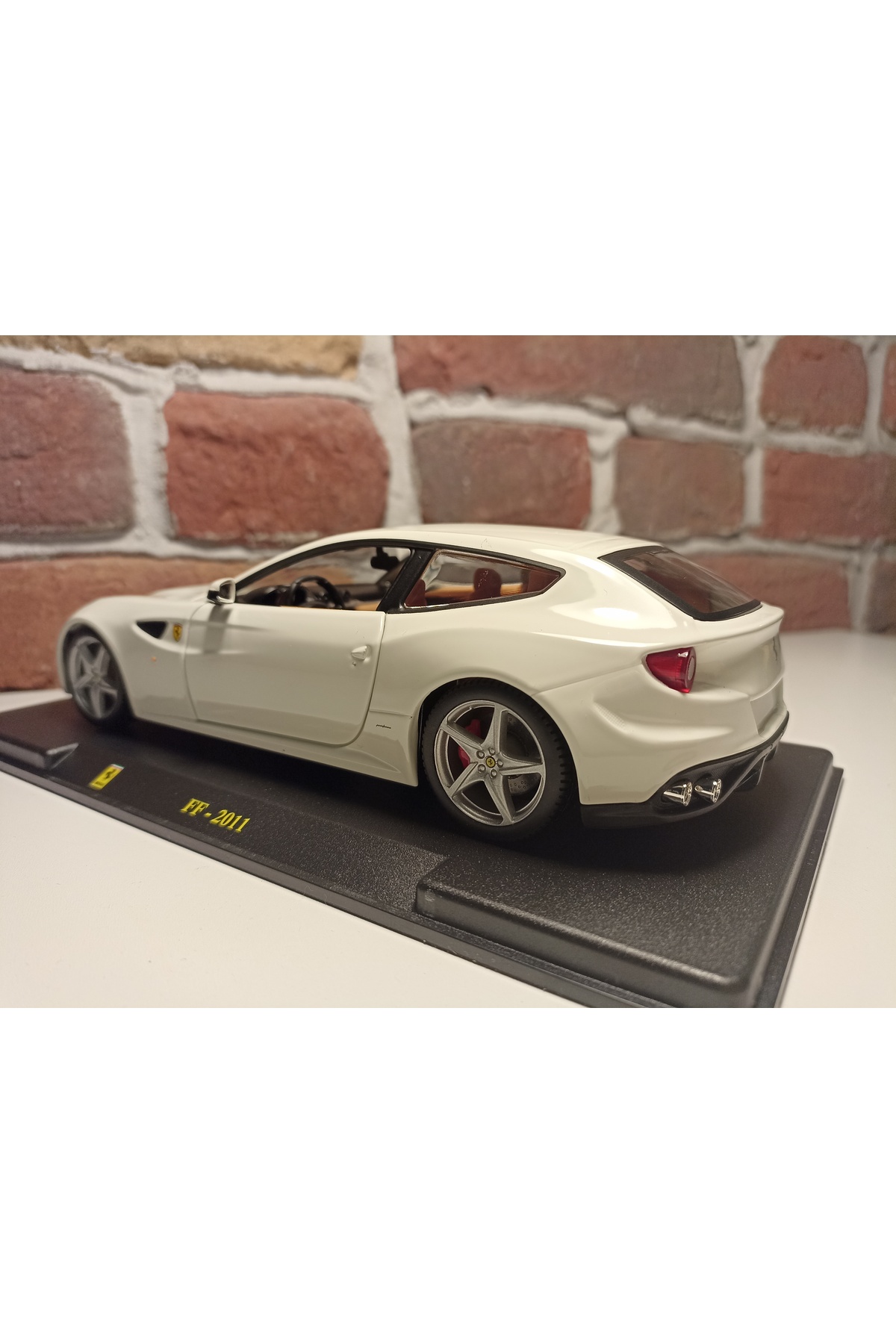 مدل خودرو FERRARI FF 2011 اورجینال Burago