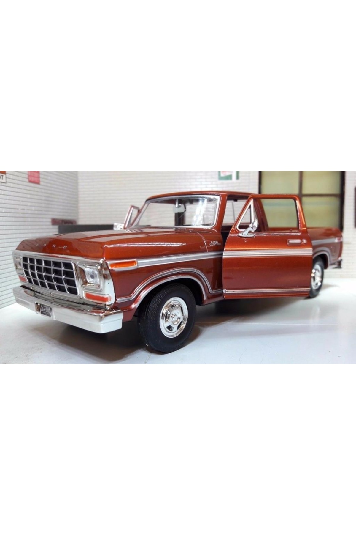 مدل خودرو قهوه ای 1979 FORD F 150 CUSTOM 1:24 MODEL CAR اورجینال Motor Max