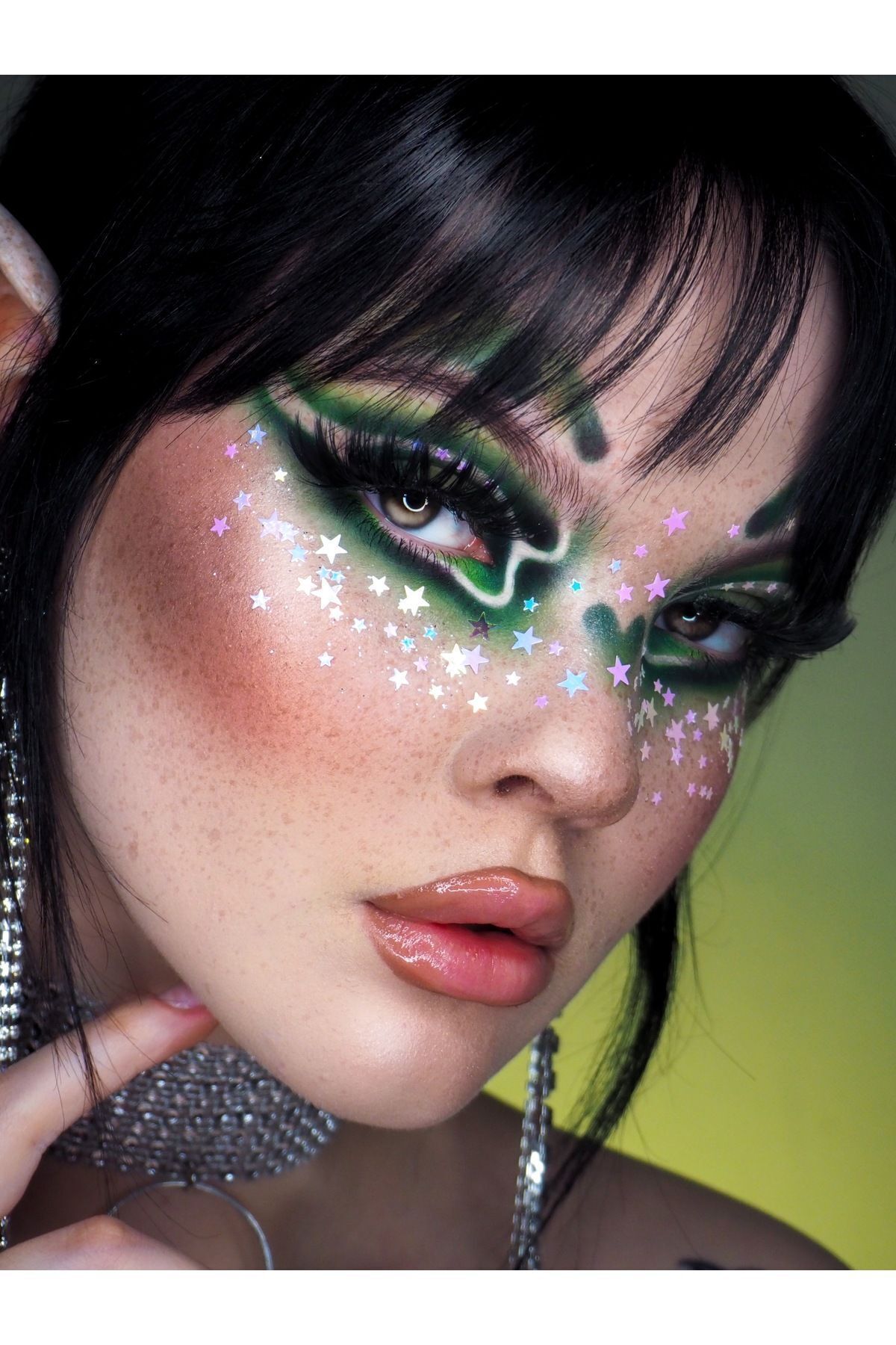 روشن‌کننده صورت ژل فرمولی براق رنگ صورتی مدل Galaxy The Glitter Lab
