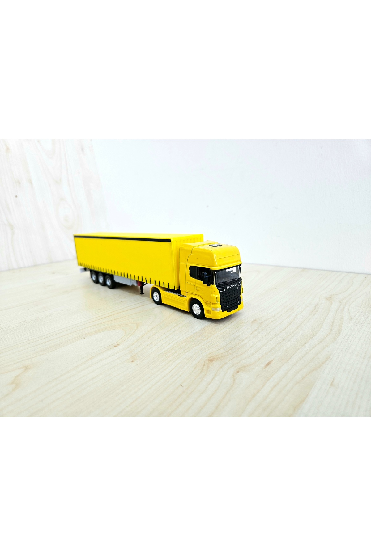 مدل خودرو MAN TGX TRUCK MODEL به طول 25 سانتی متر در مقیاس 1 64 زرد رنگ نام شرکت را می توان نوشت اورجینال WELLY