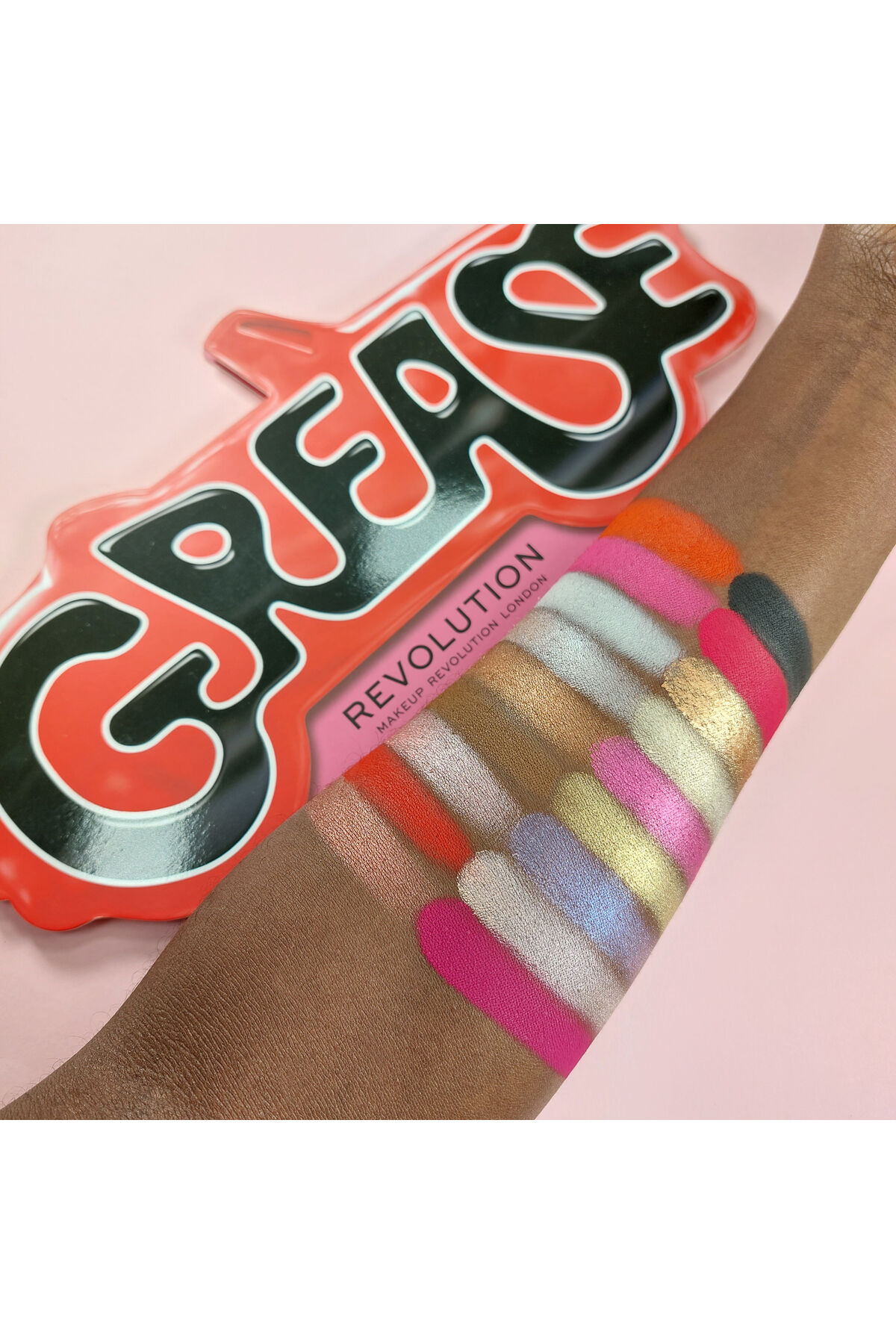 سایه چشم GREASE X MAKEUP REVOLUTION این کلمه PALETTE EYESHADOW است پالت چراغ جلو Revolution