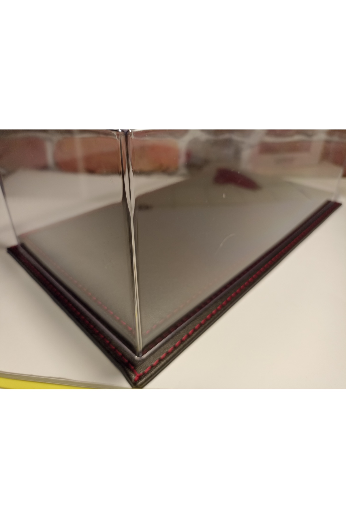 مدل خودرو جعبه صفحه نمایش PLEXI: با پایه چرمی برای وسایل نقلیه 1 18 اورجینال diamond hobby