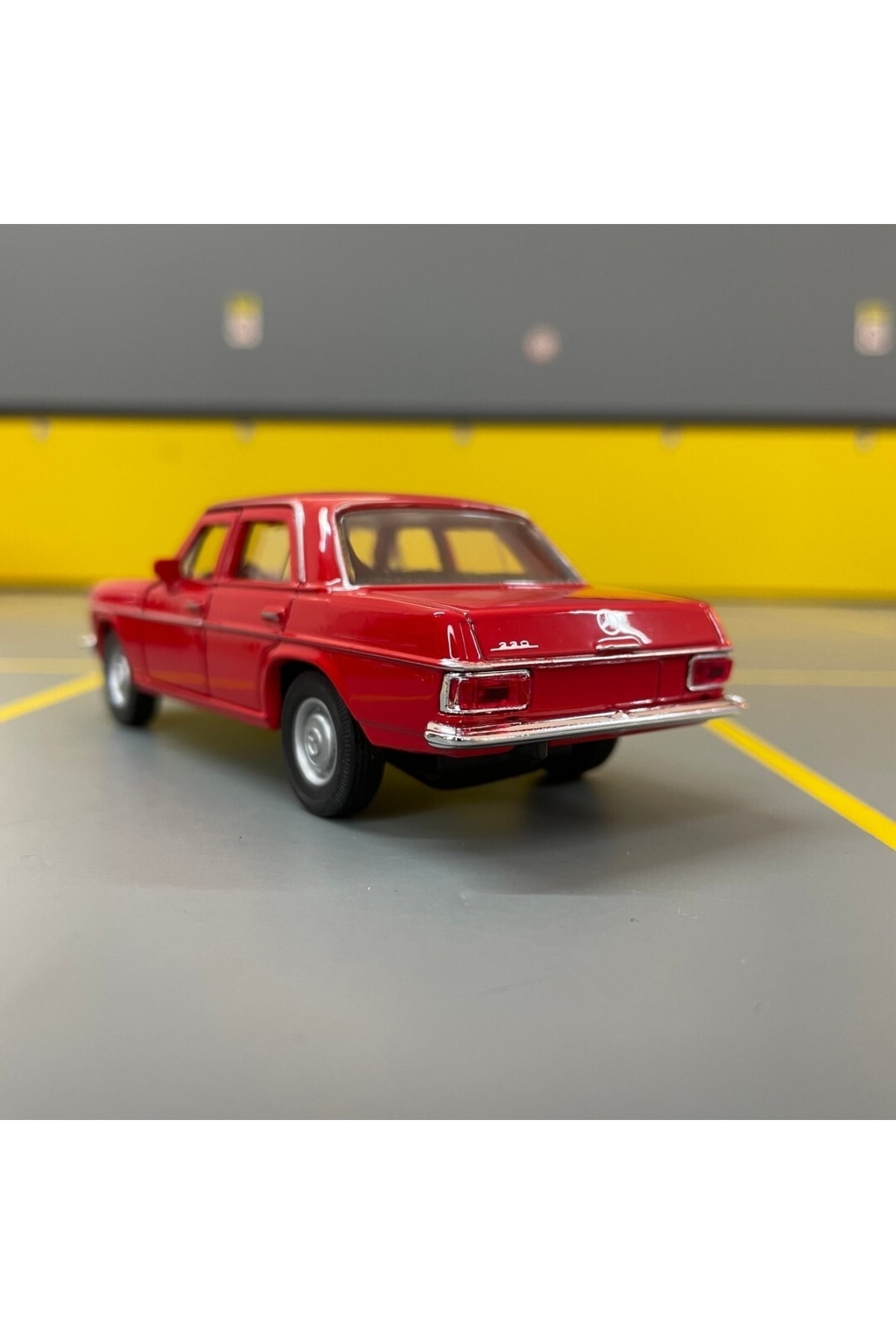 مدل خودرو MERCEDES BENZ 220 W115 1 36 SCALE DIECAST METAL MODEL CAR PULL DROP TOY اورجینال WELLY