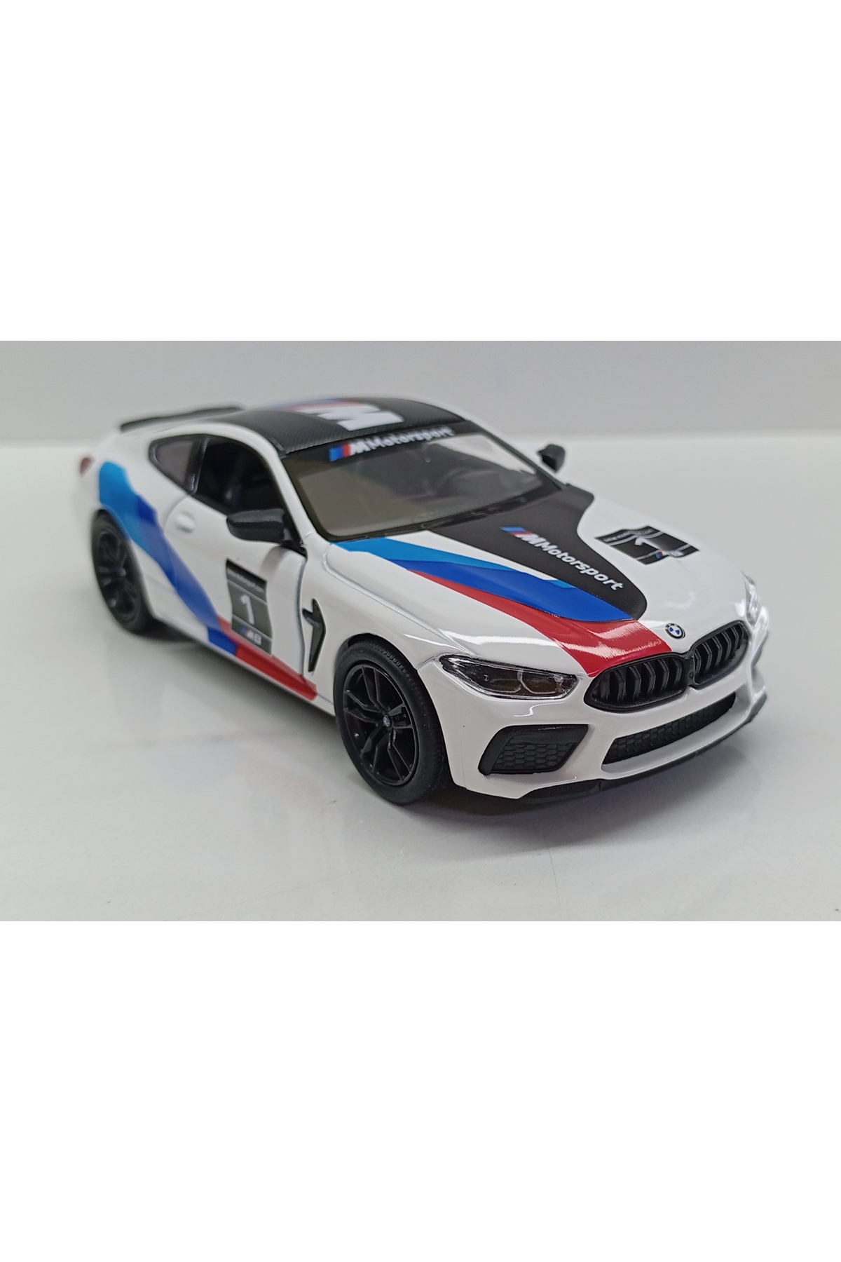 مدل خودرو DIANOMI 1 38 BMW M8 COMPETITION COUPE LIVERY EDITION سفید ماشین فلزی 13 سانتی متری اورجینال Kinsmart