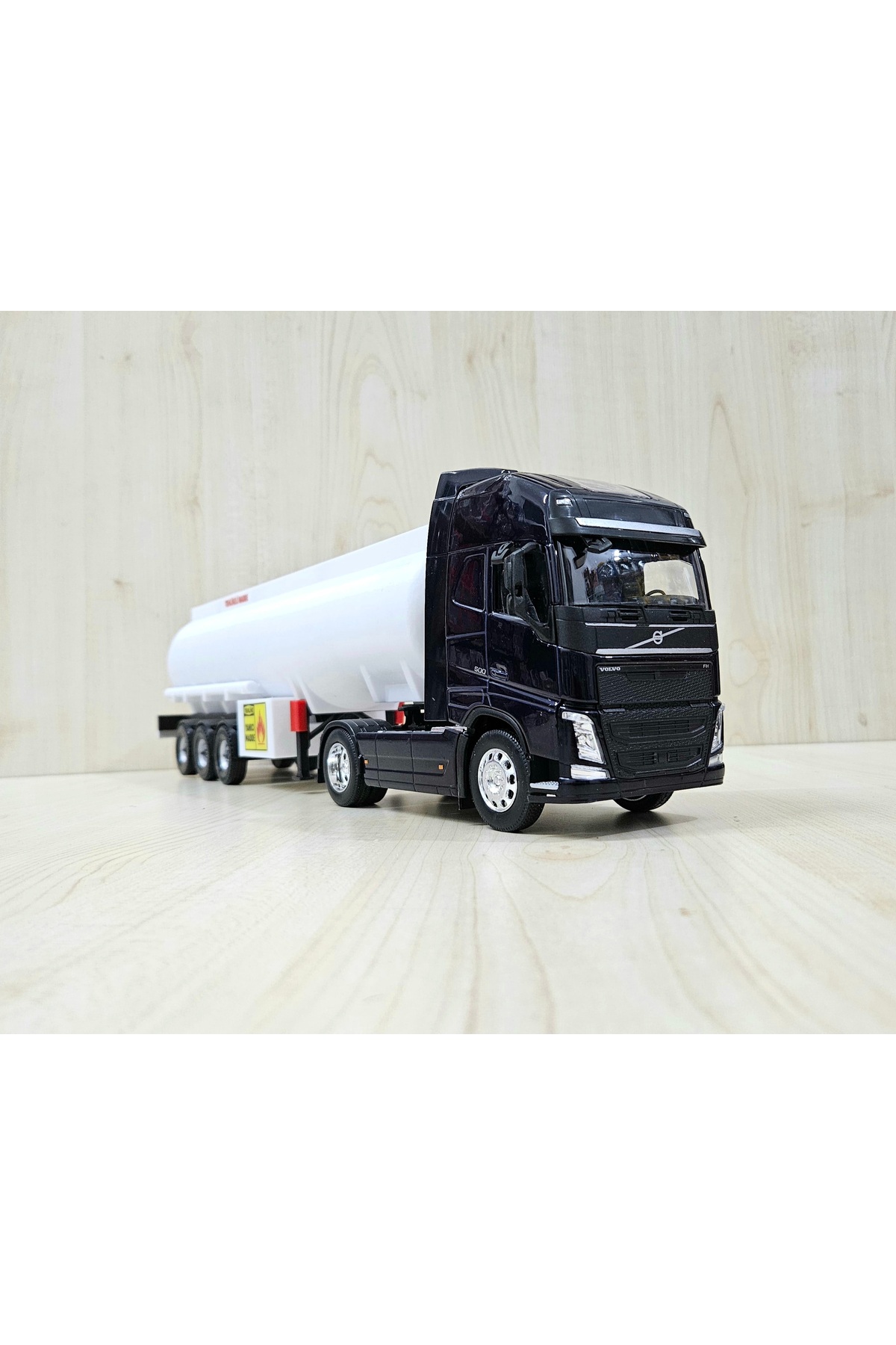 مدل خودرو تانکر VOLVO FH4 1 32 به طول 50 سانتی متر نام نوشته شده است اورجینال WELLY