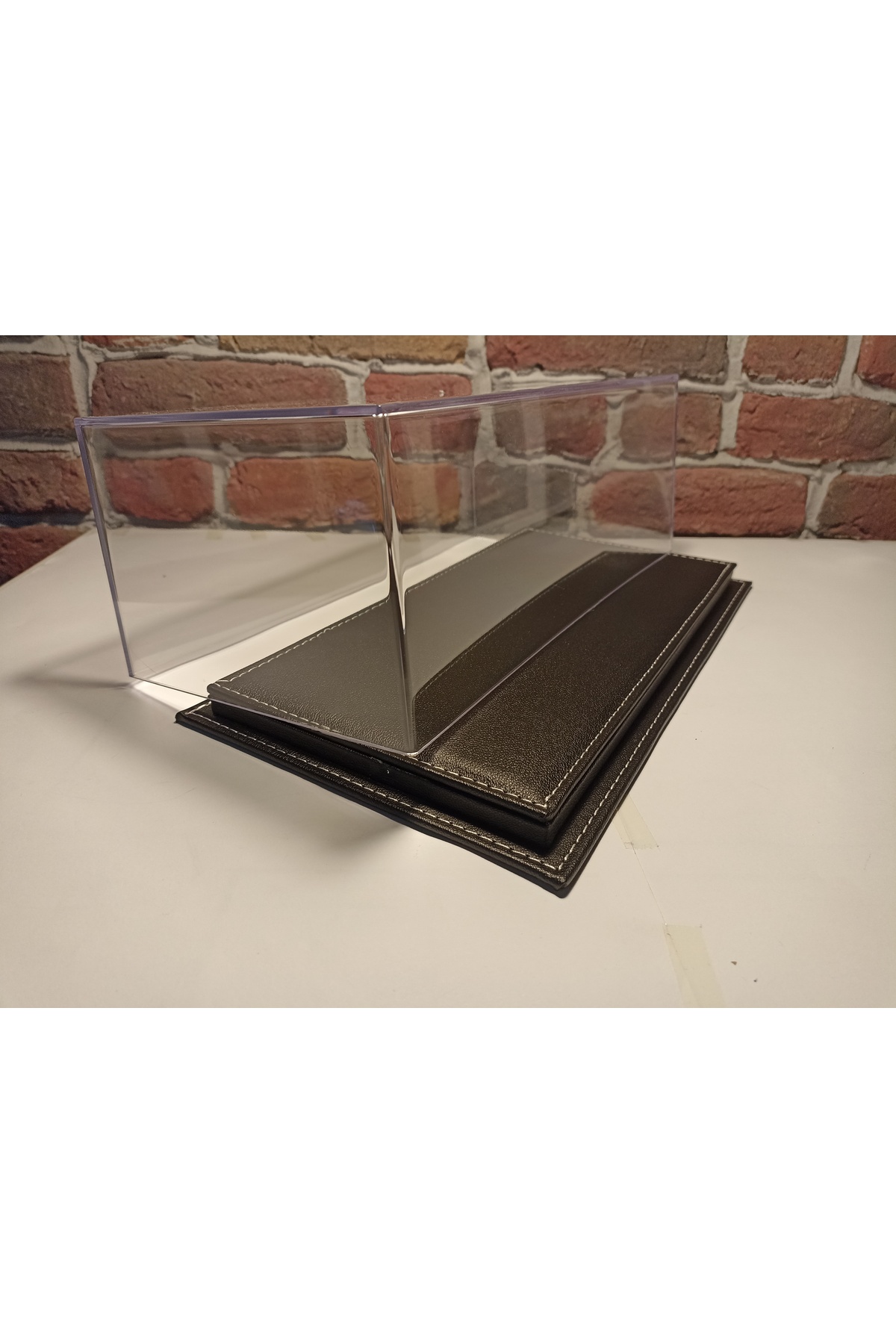 مدل خودرو جعبه صفحه نمایش PLEXI: با پایه چرمی برای وسایل نقلیه 1 18 اورجینال diamond hobby