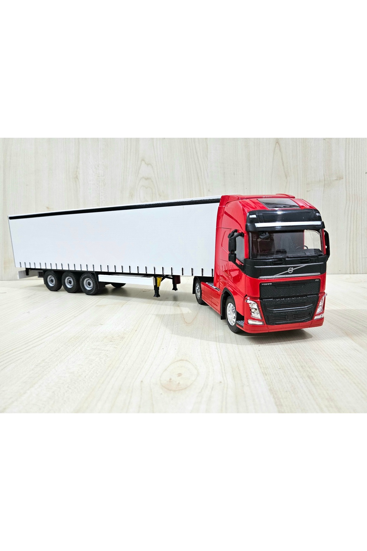 مدل خودرو نیم متر طول 1 32 VOLVO FH4 TILT TRUCK MODEL نام نوشته شده قرمز اورجینال WELLY