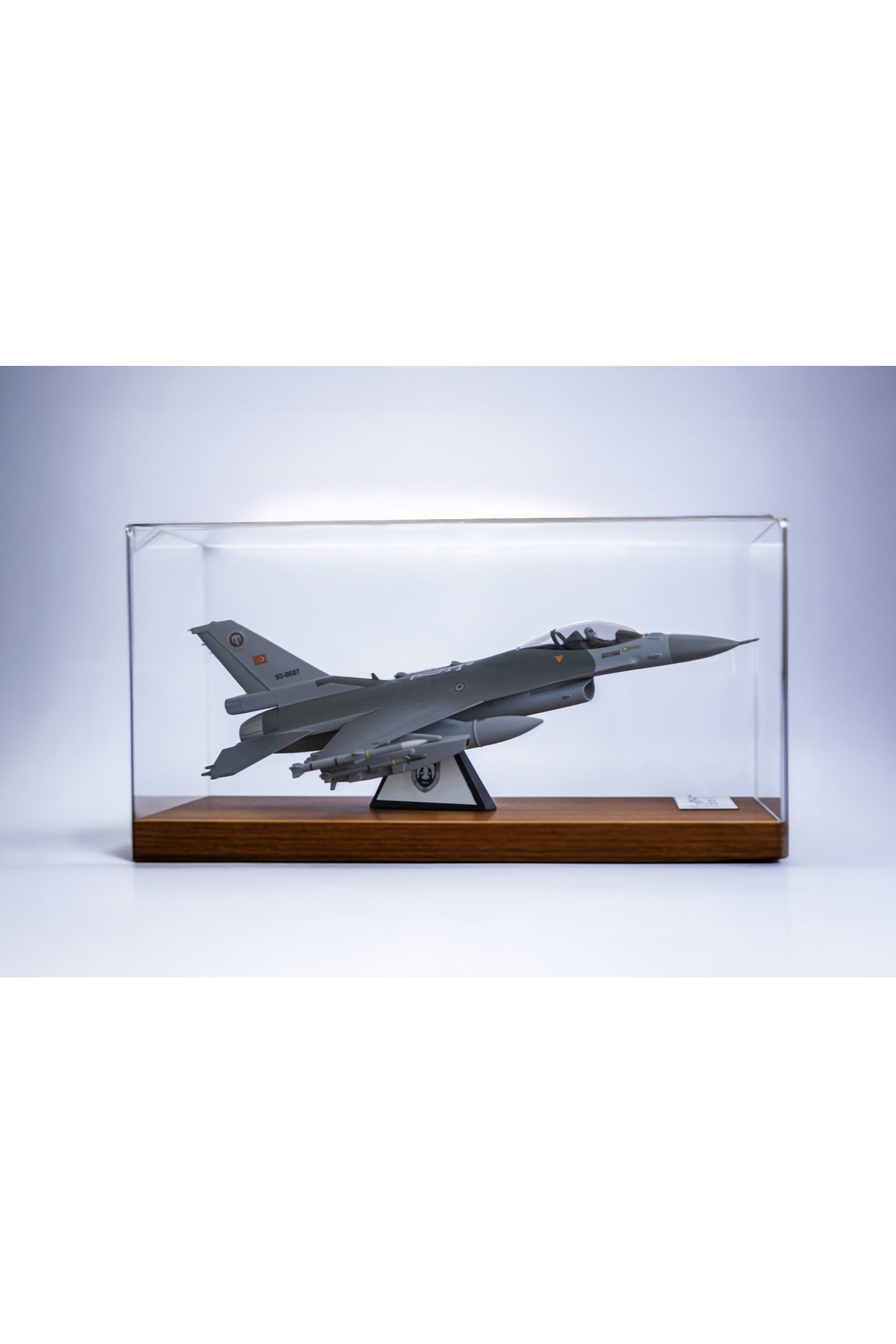 مدل خودرو هواپیمای F 16C FIGHTING FALCON PLASTIC غرفه نمایشگاهی شیشه ای پلکسی اورجینال ALKAN ASKERİ MALZEMELER VE TEKSTİL