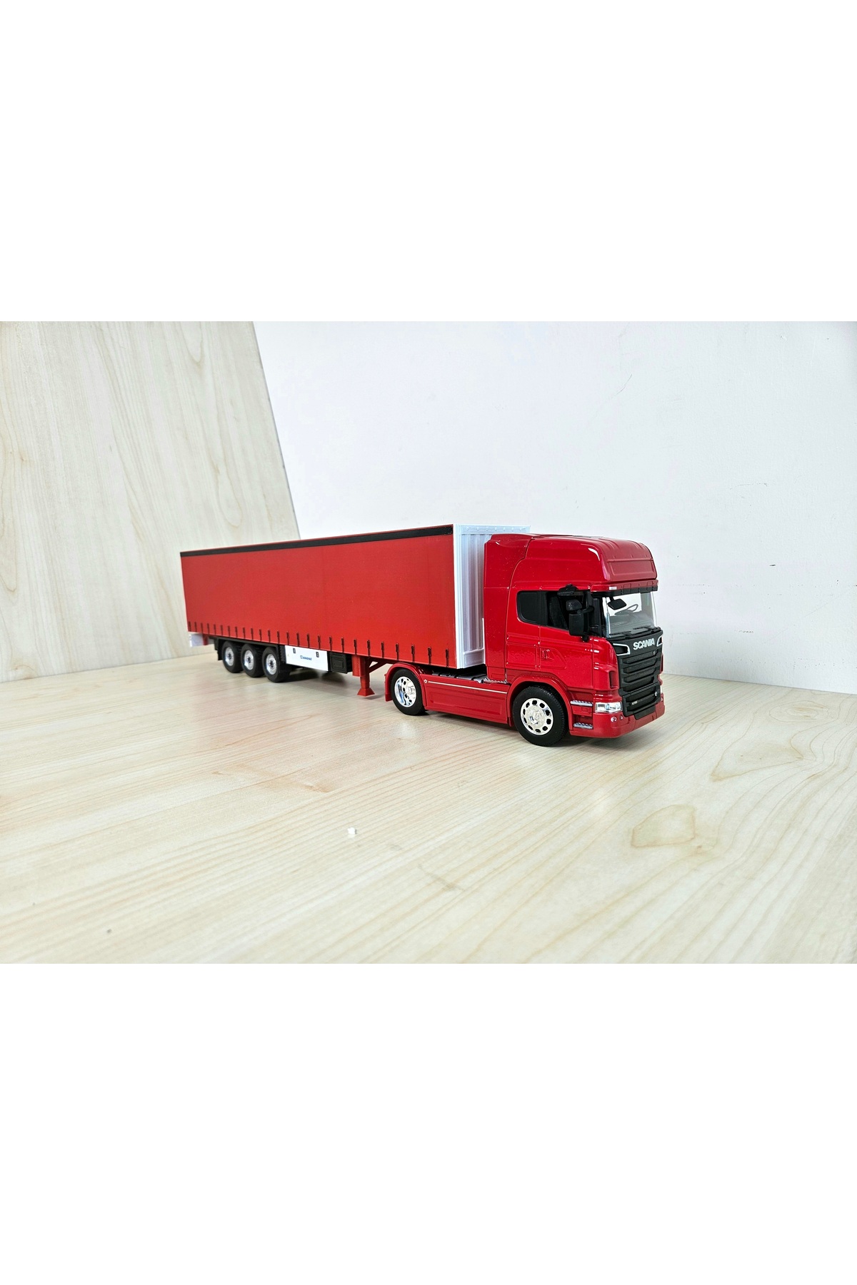 مدل خودرو نیم متر طول 1 32 SCANIA R730 TILT TRUCK MODEL نام نوشته شده قرمز اورجینال WELLY