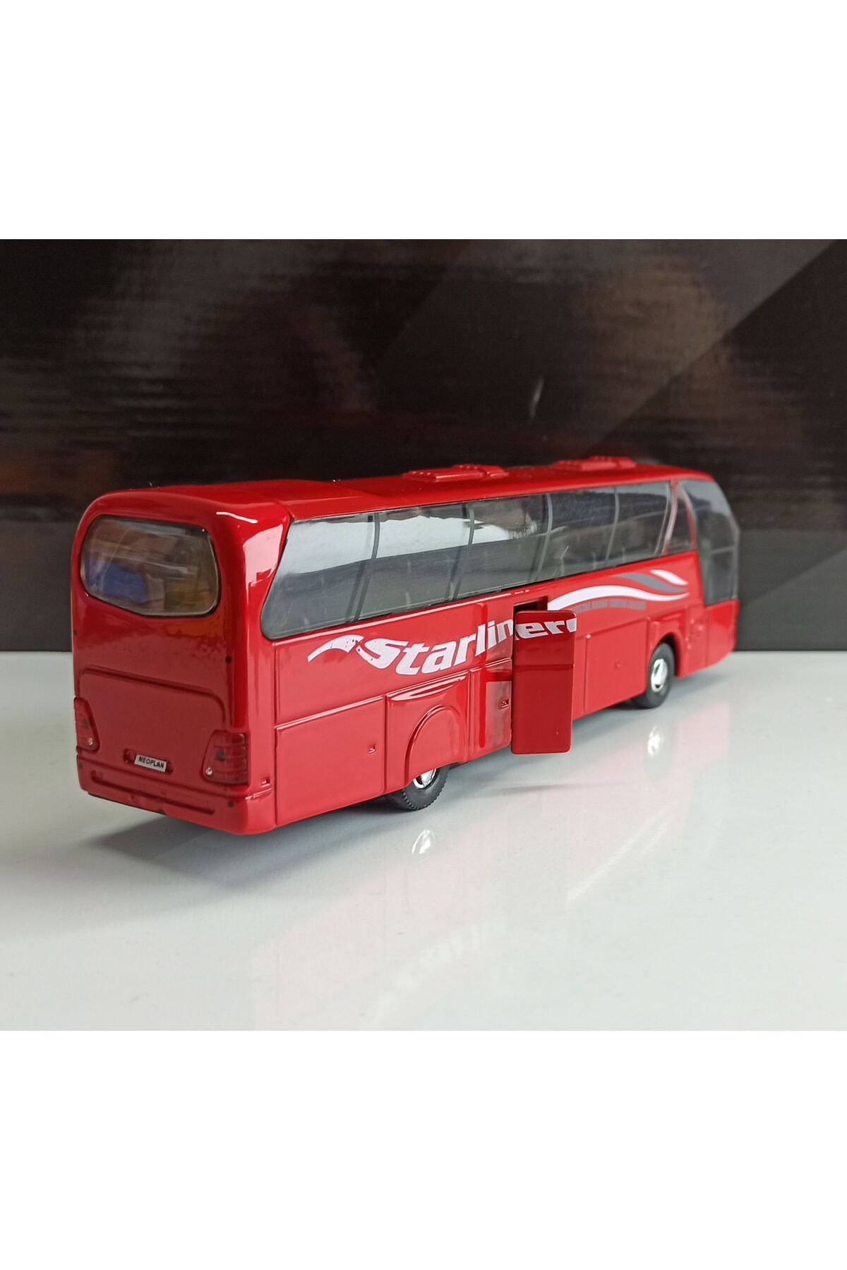 مدل خودرو اتوبوس مسافربری NEOPLAN STARLINER 1:64 چک اورجینال WELLY