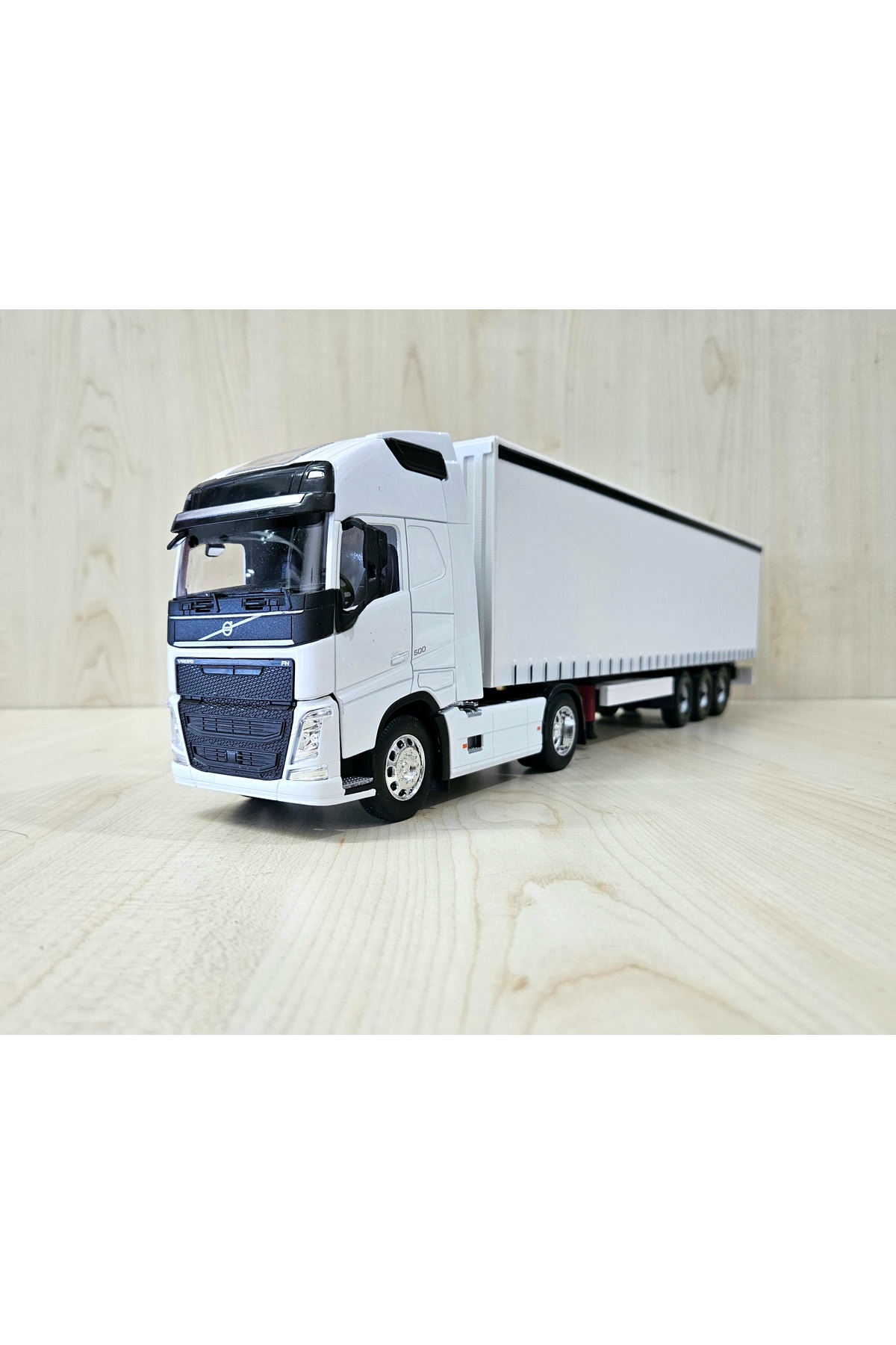 مدل خودرو نیم متر طول 1 32 VOLVO FH4 TILT TRUCK MODEL نام نوشته شده سفید اورجینال WELLY