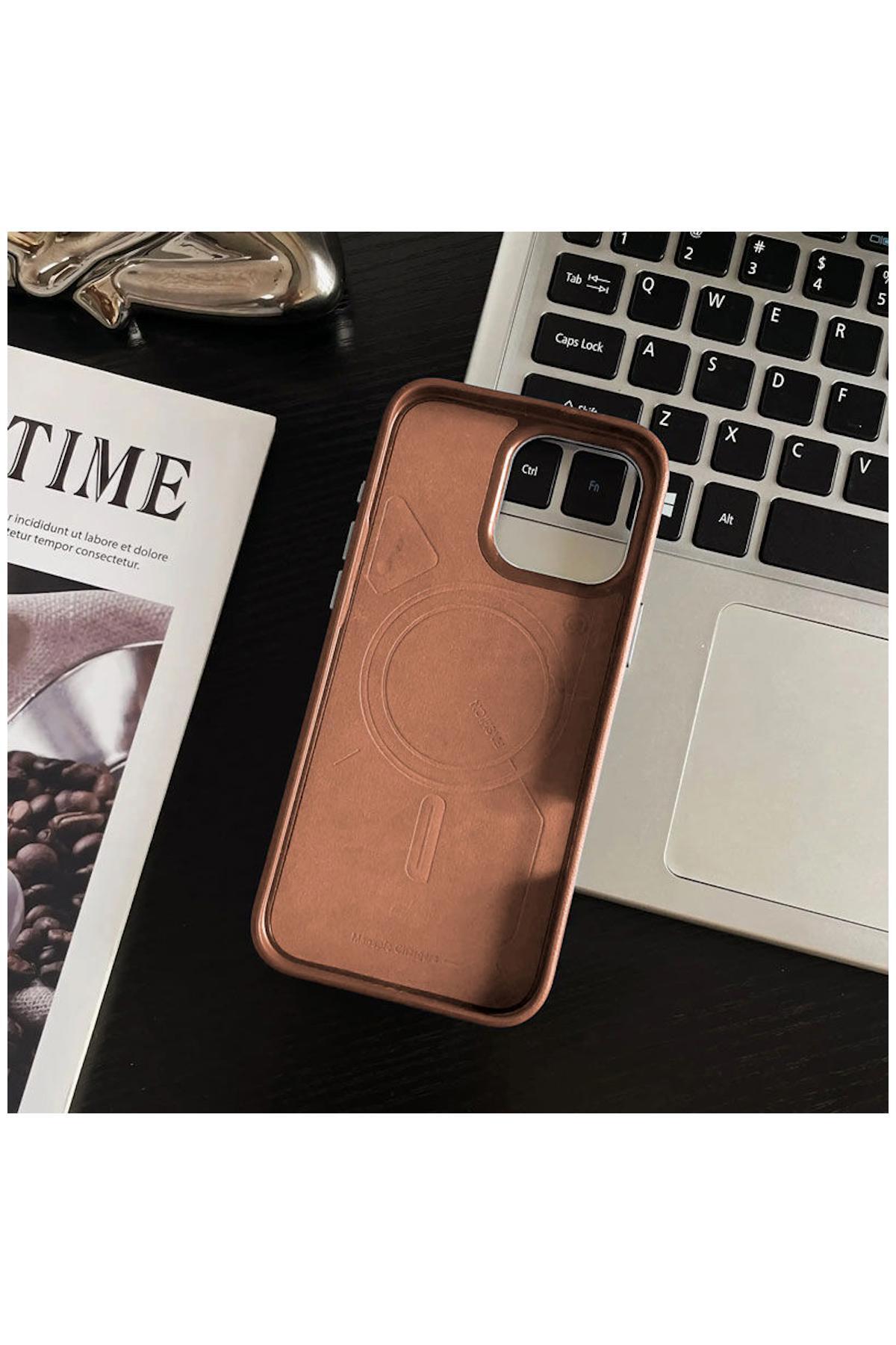 کاور و قاب سازگار APPLE IPHONE 16 PRO چرمی ARVENTO ELITE شارژ بی سیم قهوه ای اورجینال Zebana