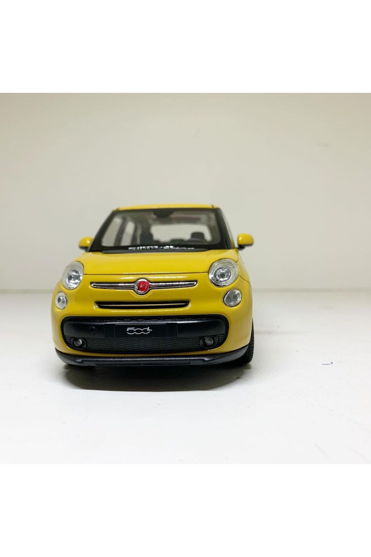 مدل خودرو ماشین فلزی DIECAST 1.24 SCALE WELLY دارای مجوز فیات 500L رنگ زرد اورجینال WELLY