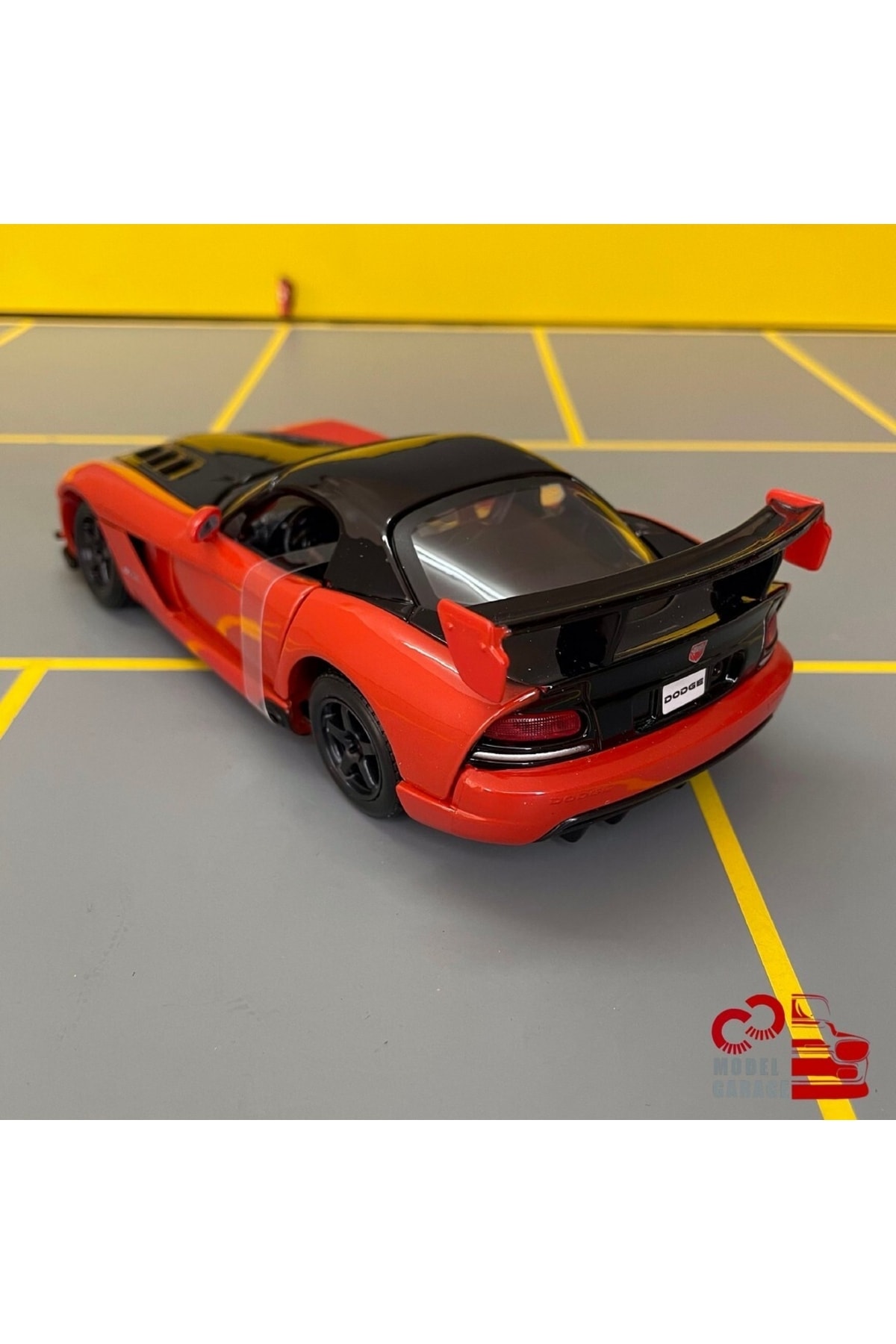 مدل خودرو DODGE VIPER SRT 10 ACR 1 24 SCALE C&amp;C MODEL GARAGE DIECAST METAL CAR اورجینال Burago