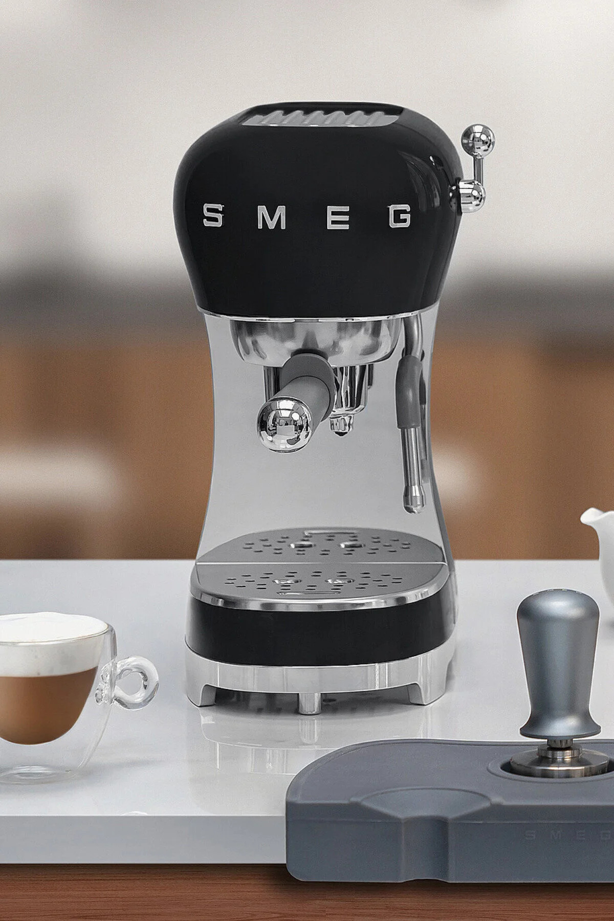 دستگاه اسپرسو و کاپوچینو قهوه سیاه به سبک دهه 50 اورجینال Smeg