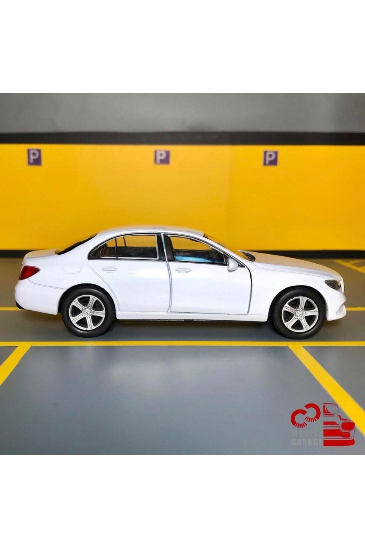 مدل خودرو مرسدس بنز E CLASS 1 36 SCALE C&amp;C MODEL GARAGE PULL DROP DIECAST CAR TOY اورجینال WELLY