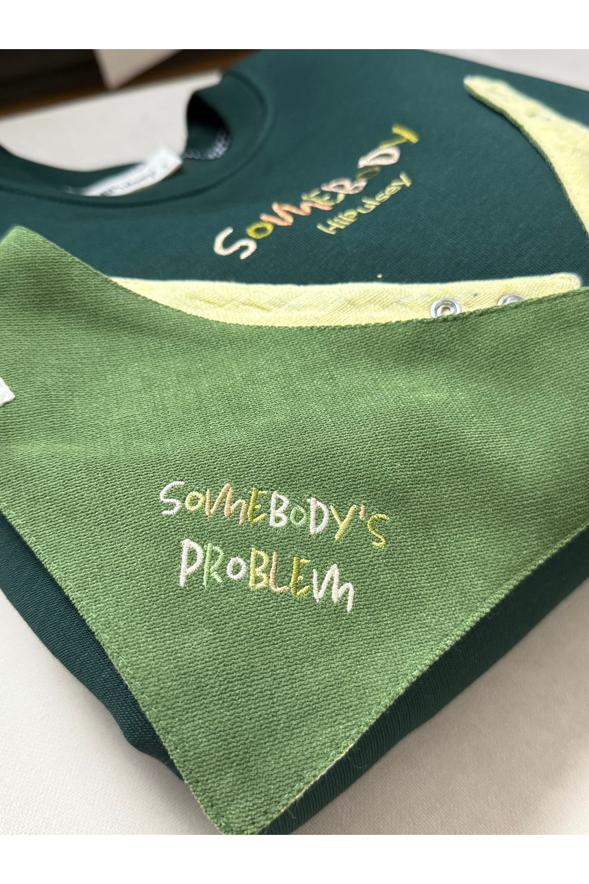 دستمال گردن سگ گلدوزی‌شده «Somebody's Problem» های‌پالسی HiPulsey سبز