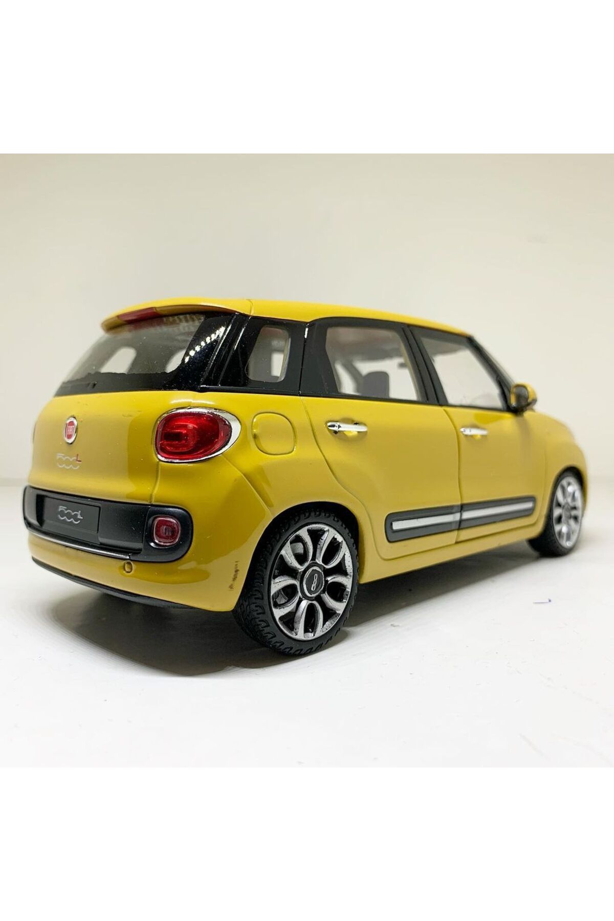 مدل خودرو ماشین فلزی DIECAST 1.24 SCALE WELLY دارای مجوز فیات 500L رنگ زرد اورجینال WELLY