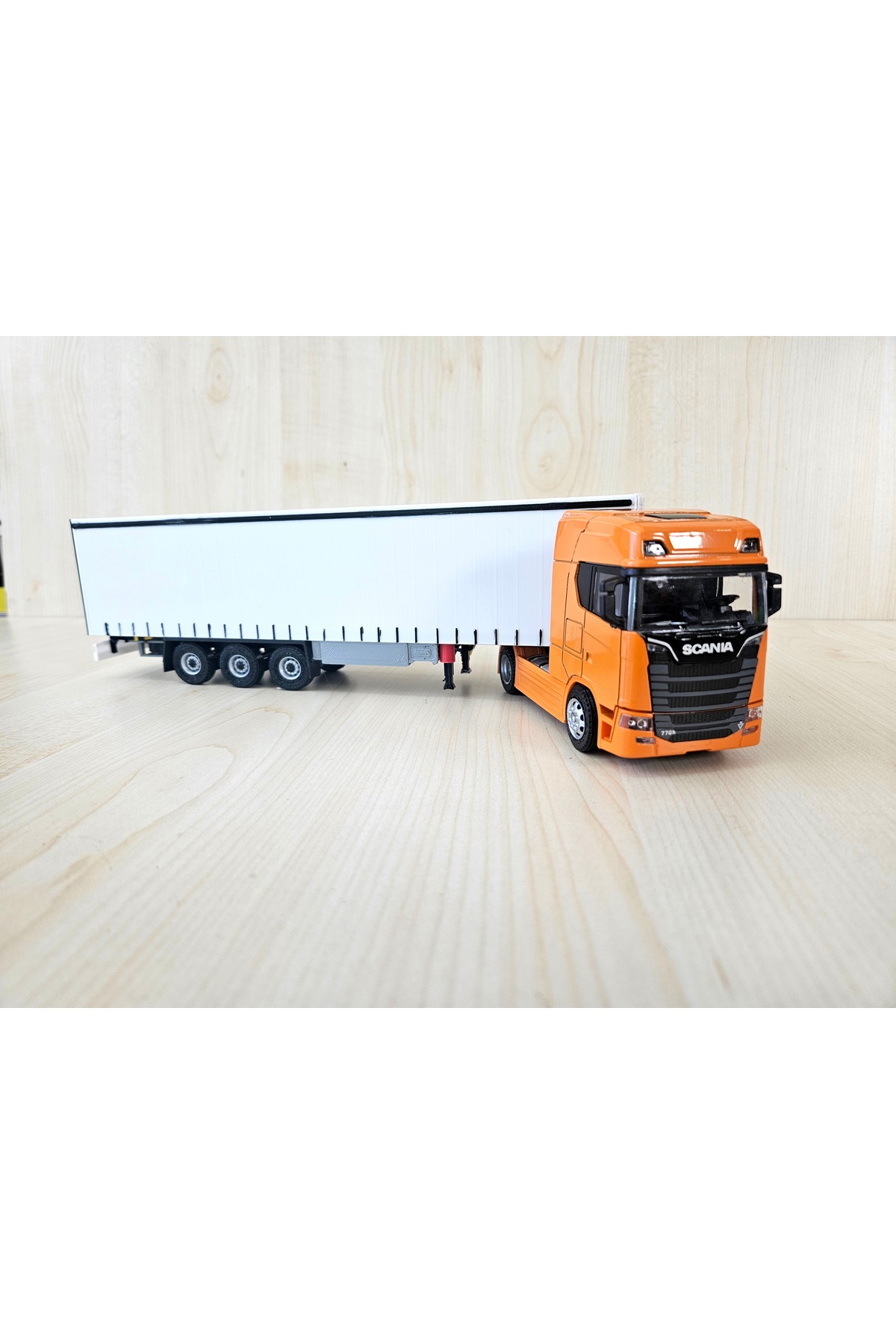 مدل خودرو کامیون SCANIA 770S نارنجی در مقیاس 1 50 به طول 33 سانتی متر نام شرکت را می توان نوشت اورجینال Maket