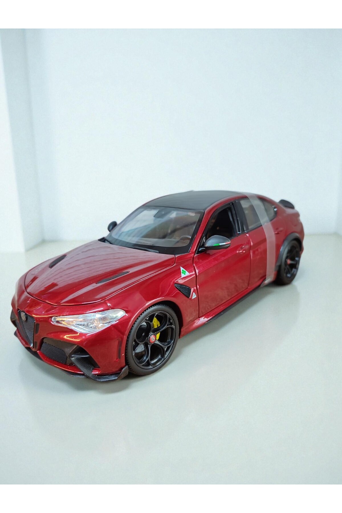 مدل خودرو ماشین کلکسیونی ALFA ROMEO GIULIA GTA 1:18 SCALE DIE CAST قرمز مشکی فلزی اورجینال Burago
