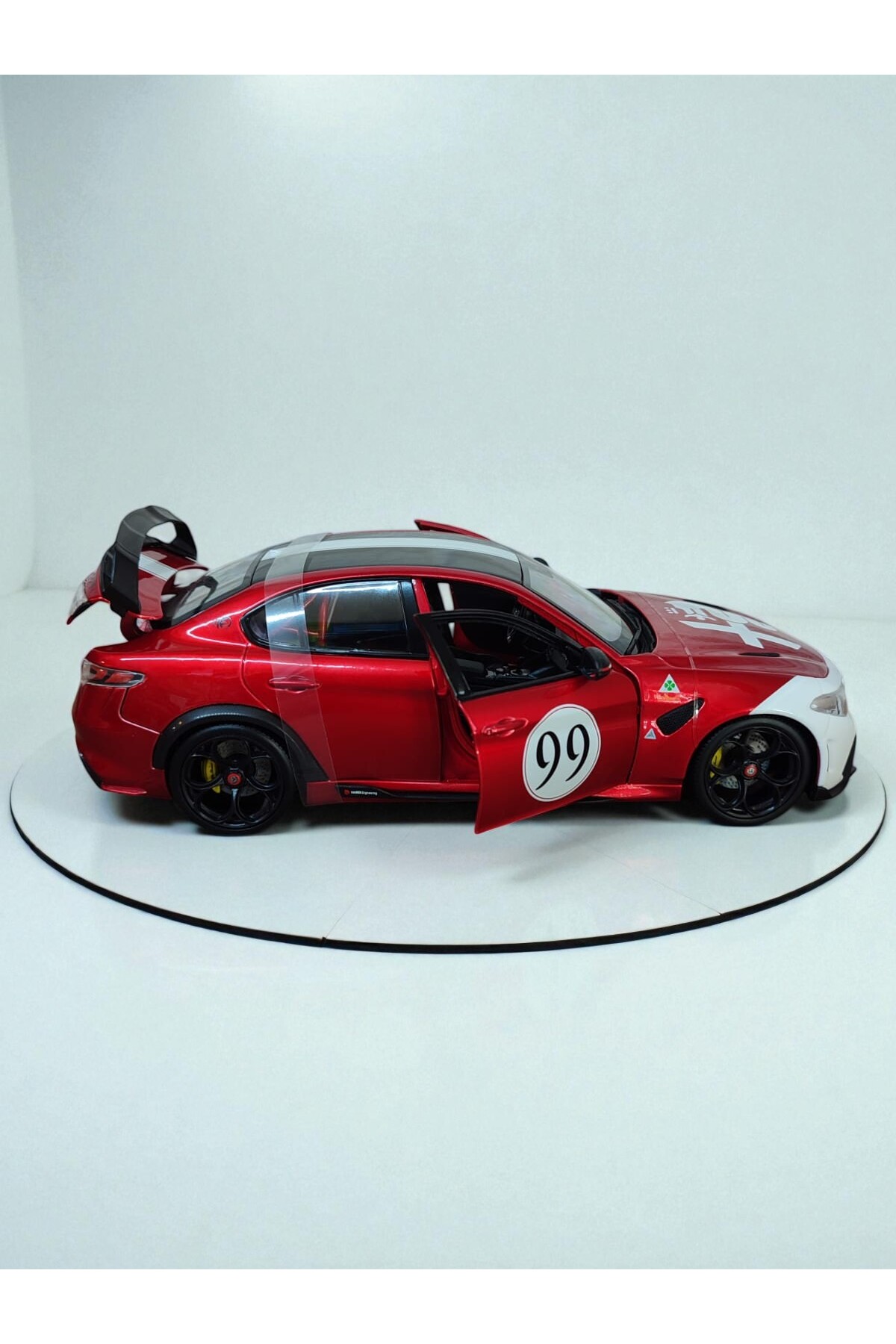 مدل خودرو ماشین کلکسیونی ALFA ROMEO GIULIA GTA 99 1:18 SCALE DIE CAST قرمز گلدوزی شده فلزی اورجینال Burago