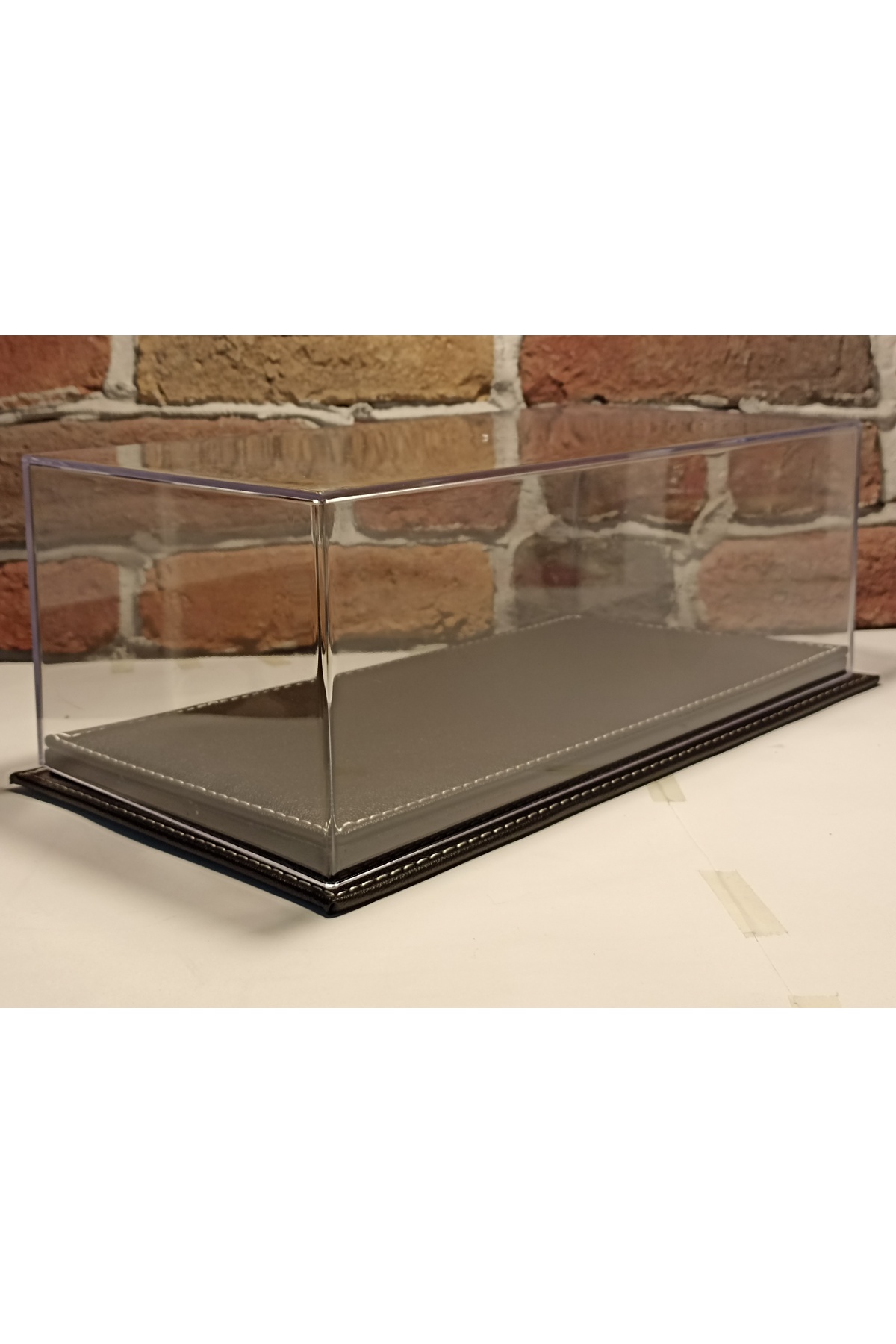 مدل خودرو جعبه صفحه نمایش PLEXI: با پایه چرمی برای وسایل نقلیه 1 18 اورجینال diamond hobby