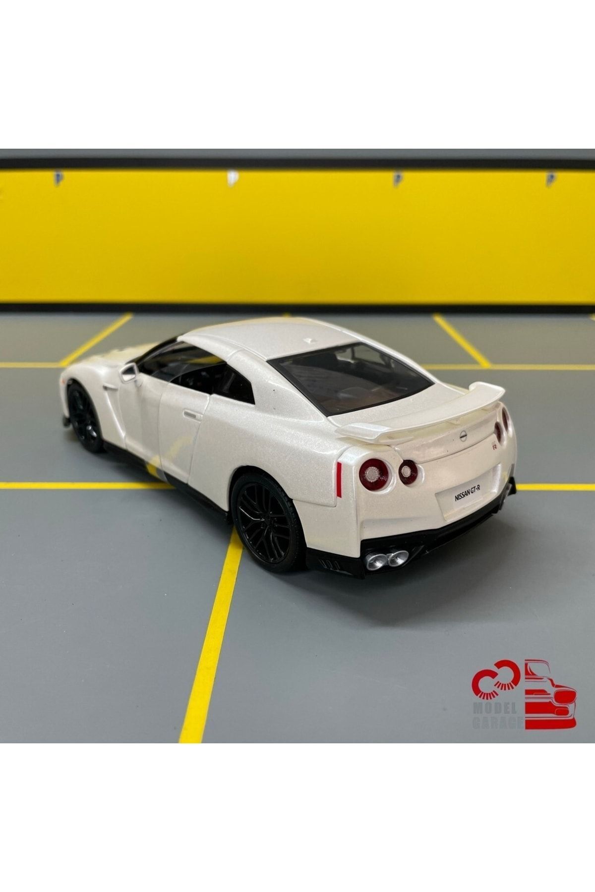 مدل خودرو NISSAN GT R R35 2017 1 24 SCALE C&amp;C MODEL GARAGE DIECAST METAL CAR اورجینال Burago