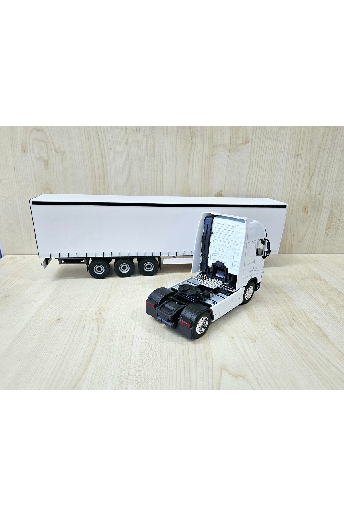 مدل خودرو نیم متر طول 1 32 VOLVO FH4 TILT TRUCK MODEL نام نوشته شده سفید اورجینال WELLY