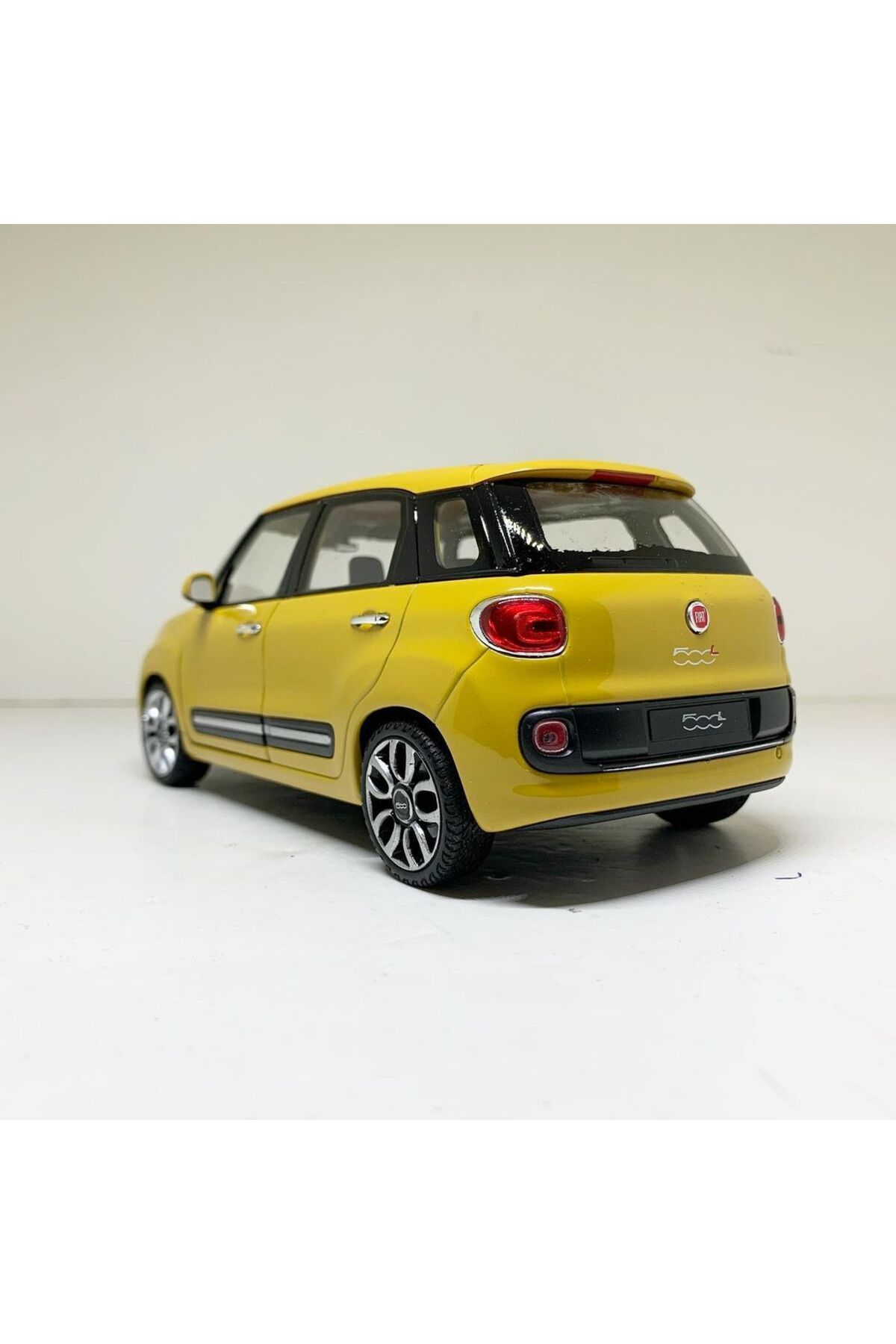 مدل خودرو ماشین فلزی DIECAST 1.24 SCALE WELLY دارای مجوز فیات 500L رنگ زرد اورجینال WELLY