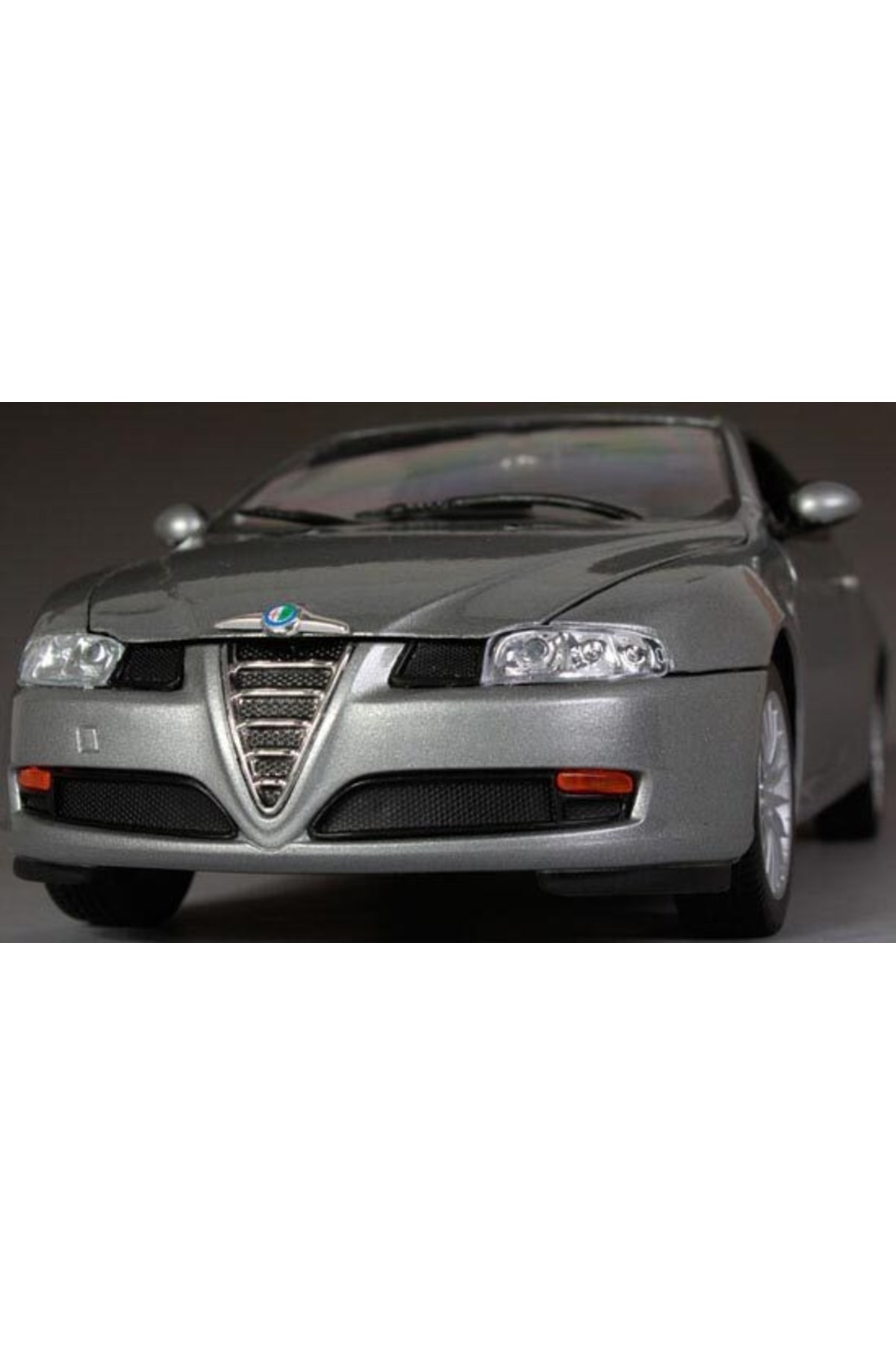 مدل خودرو ماشین آلفارومئو GT 1 18 SCALE DIECAST MODEL اورجینال WELLY