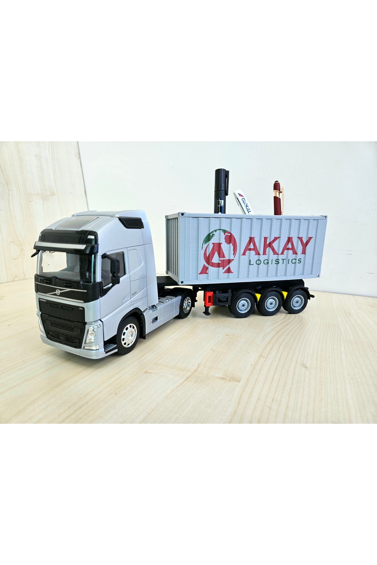 مدل خودرو کامیون تریلر کانتینری VOLVO FH4 در مقیاس 1 32 با جای قلم اورجینال WELLY