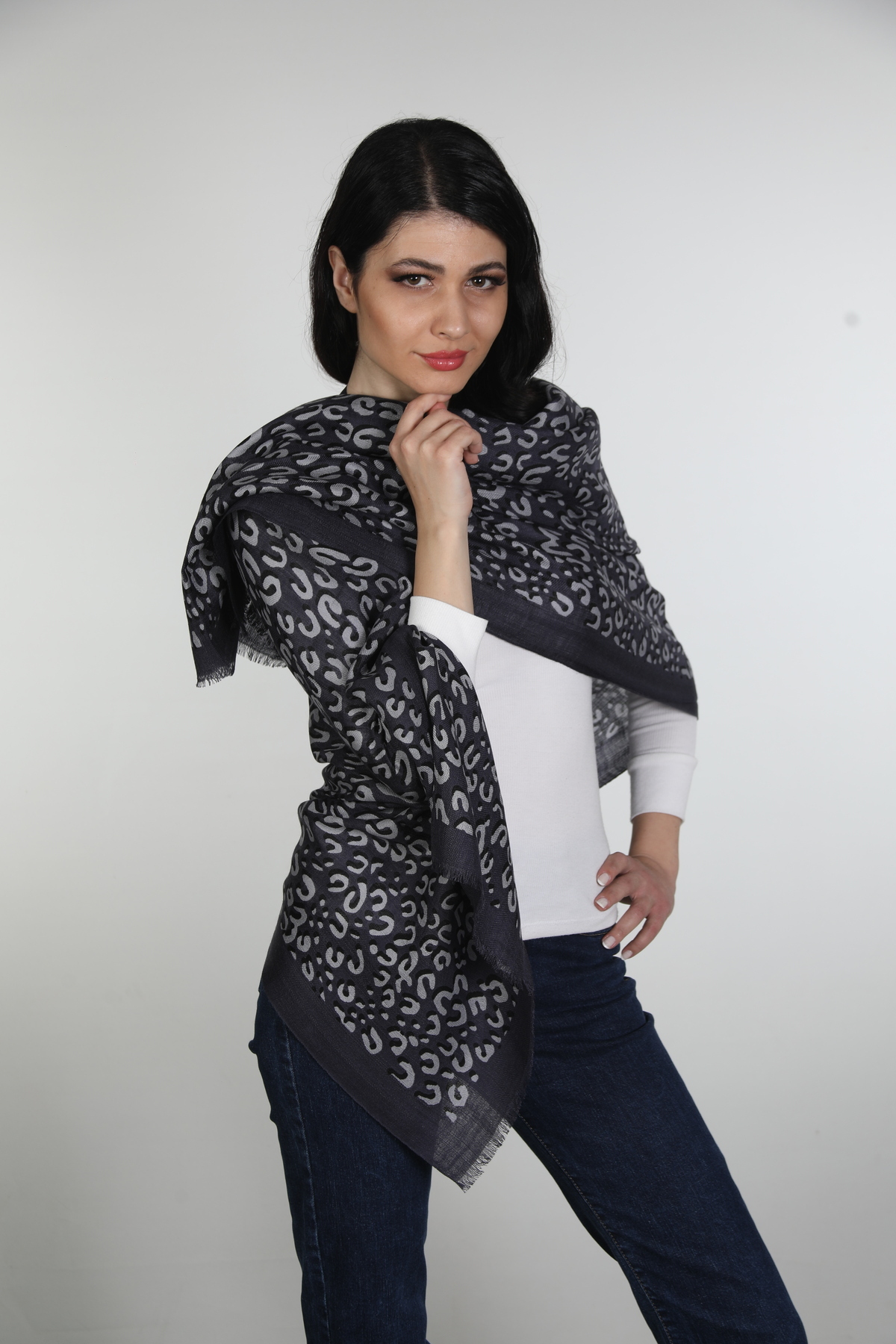 شال زنانه خاکستری زغالی ابریشم و کشمیر میستیک Mystic، طرح ژاکارد