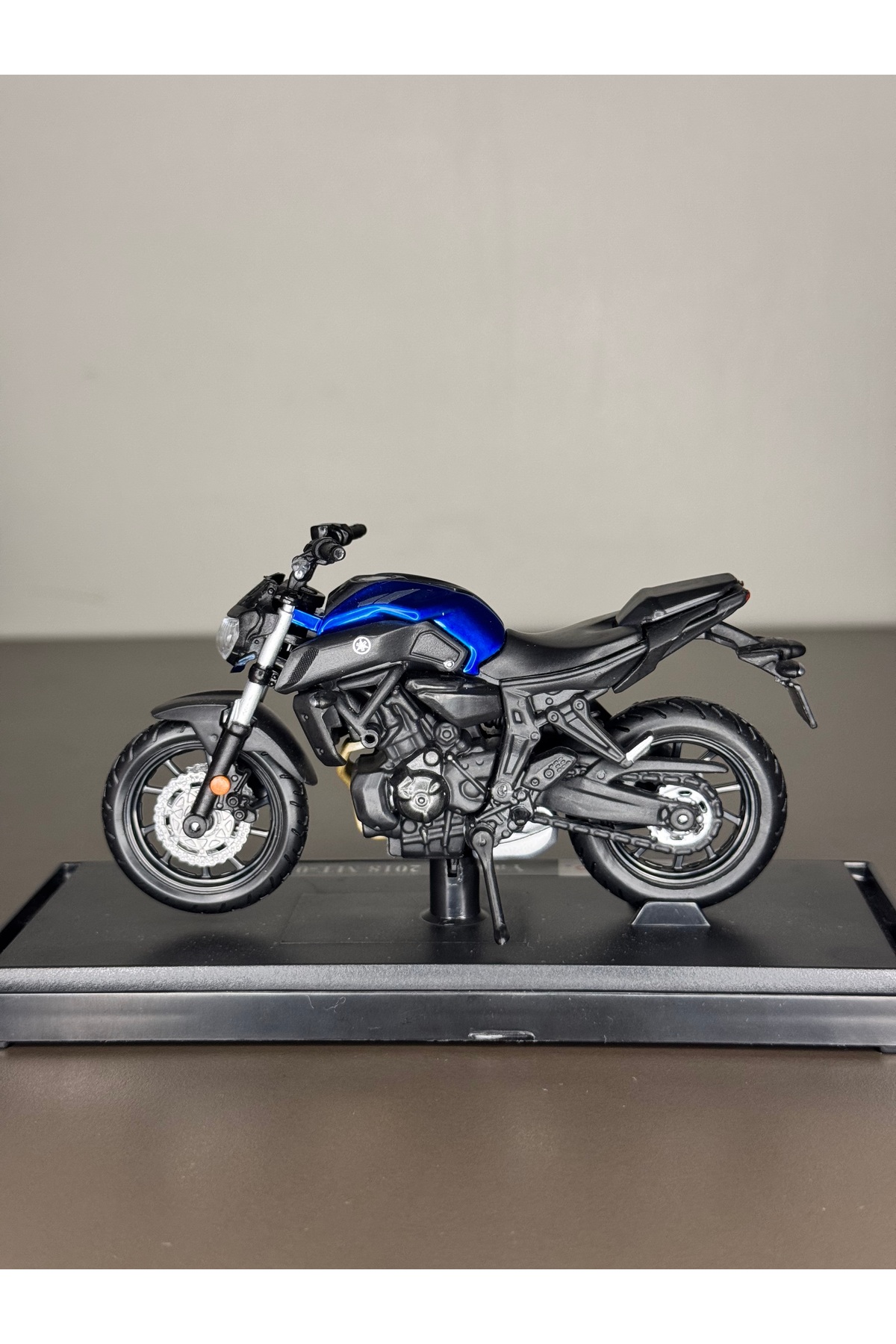 مدل خودرو 1:18 مقیاس 2018 یاماها MT07 موتور سیکلت مجموعه پلاستیکی DIECAST اسباب بازی هدیه سرگرمی اورجینال GM Auto Store