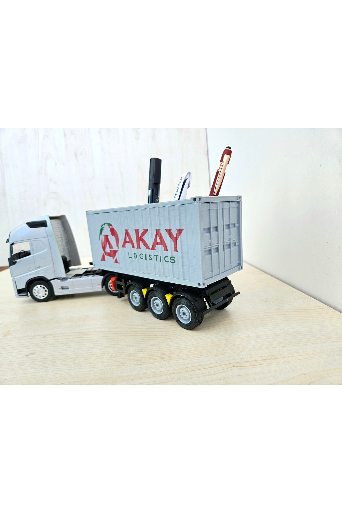 مدل خودرو کامیون تریلر کانتینری VOLVO FH4 در مقیاس 1 32 با جای قلم اورجینال WELLY