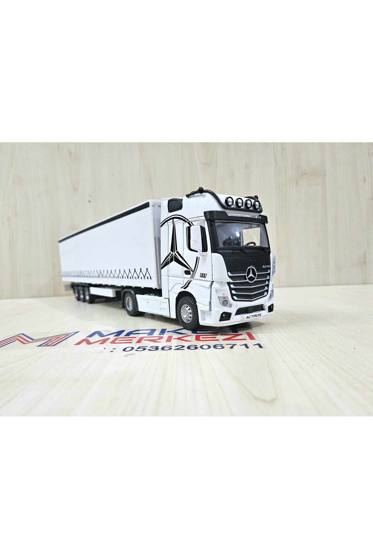 مدل خودرو نیم متر طول 1 36 MERCEDES ACTROS TILT TRUCK MODEL نام نوشته شده سفید اورجینال Maket