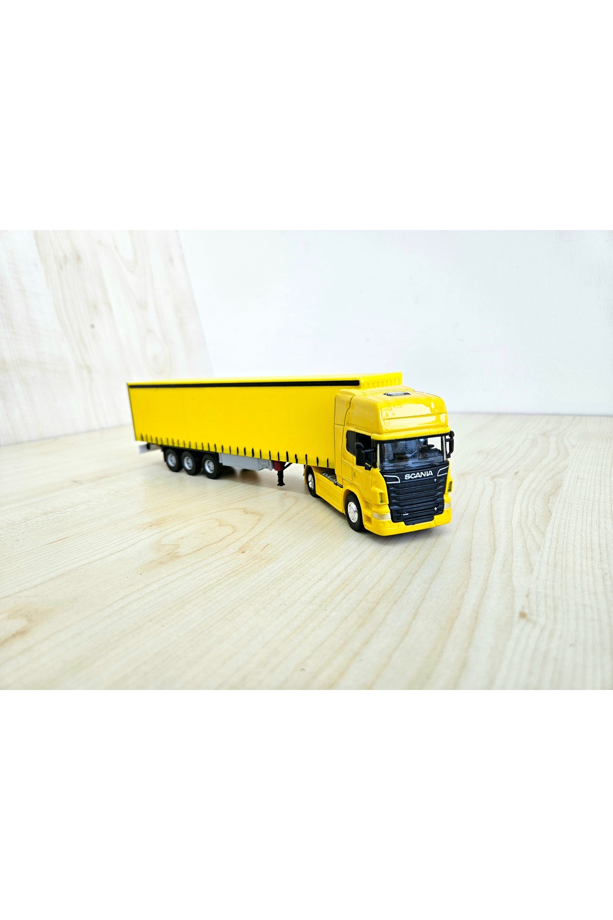 مدل خودرو MAN TGX TRUCK MODEL به طول 25 سانتی متر در مقیاس 1 64 زرد رنگ نام شرکت را می توان نوشت اورجینال WELLY