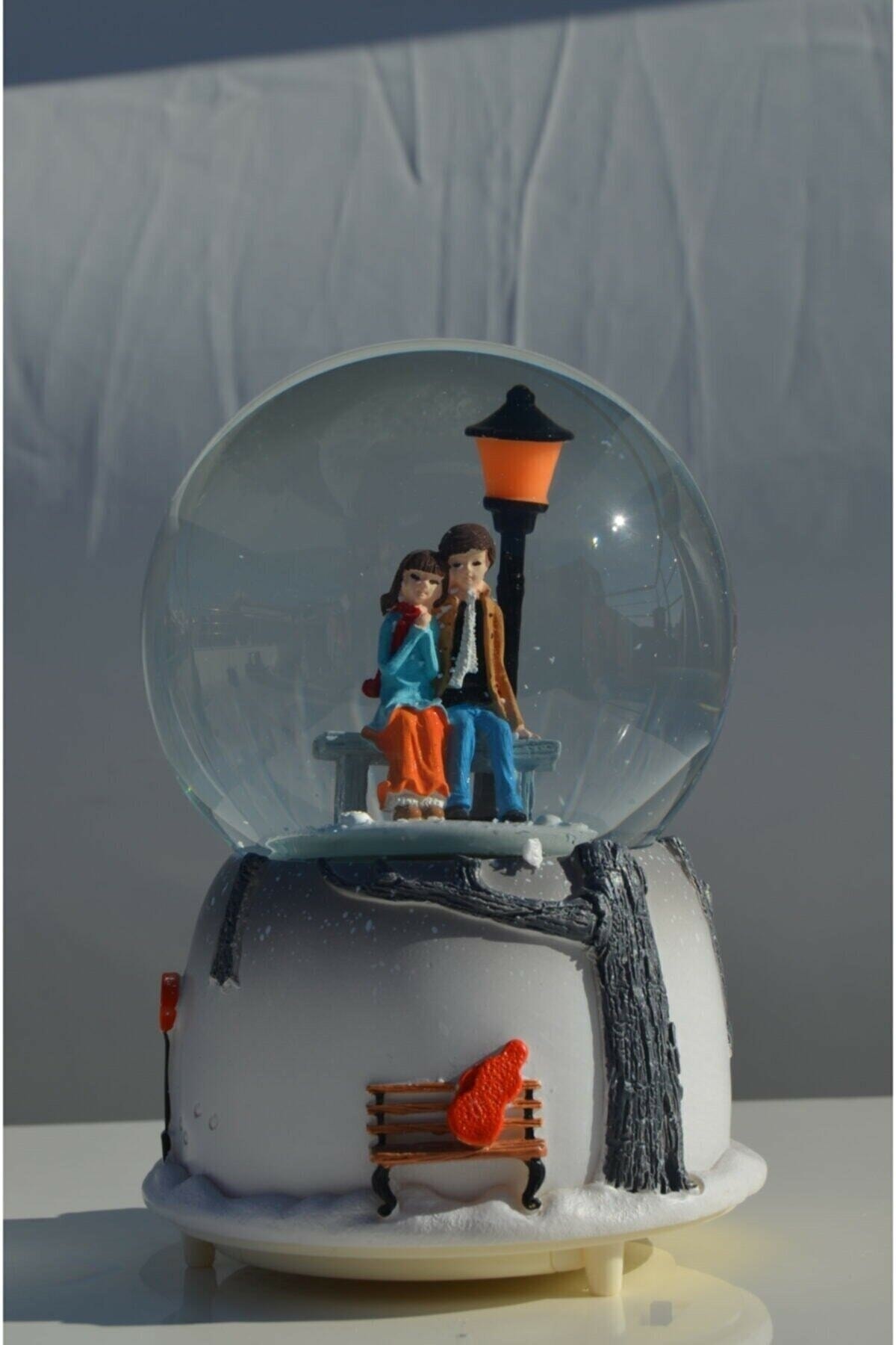 گوی برفی نشست عاشقان نشسته زیر چراغ خیابان عکس نورانی مدل SNOW GLOBE B از ترکیه MUJGAN
