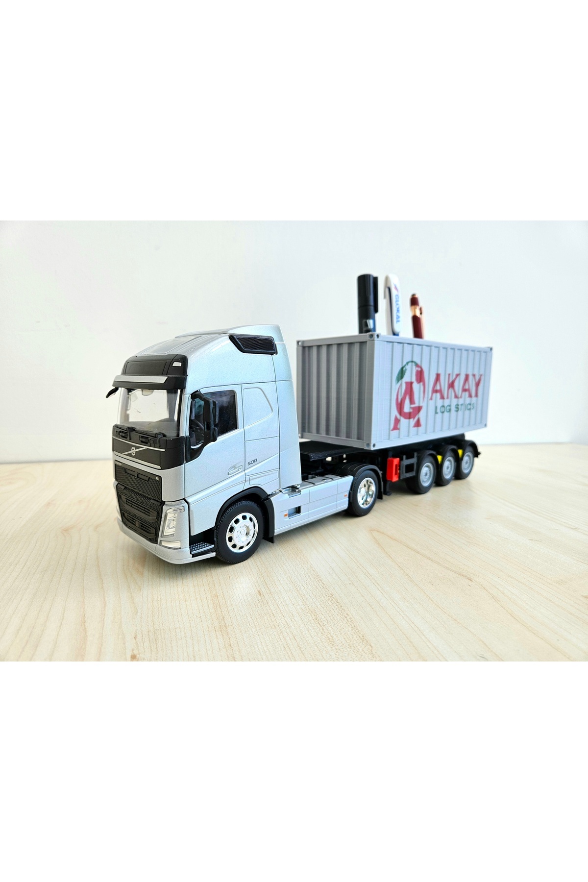 مدل خودرو کامیون تریلر کانتینری VOLVO FH4 در مقیاس 1 32 با جای قلم اورجینال WELLY
