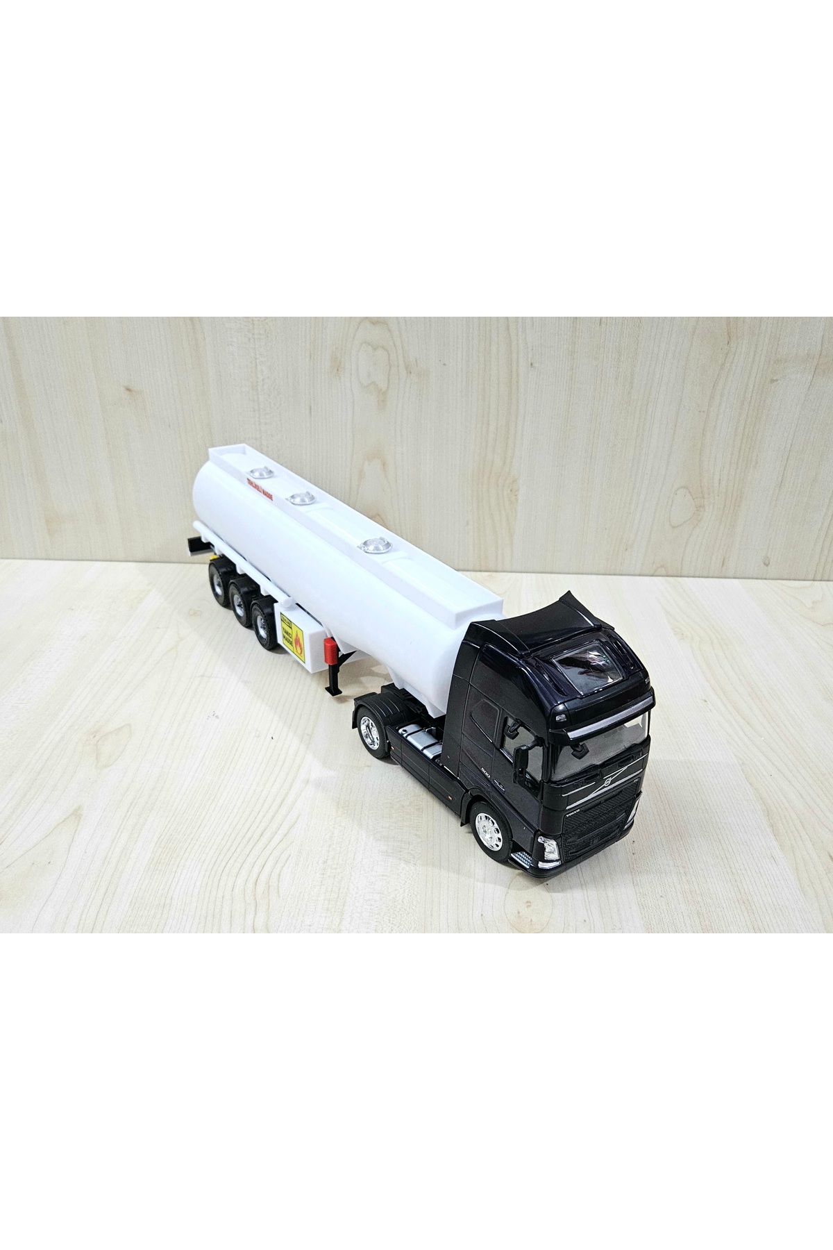 مدل خودرو تانکر VOLVO FH4 1 32 به طول 50 سانتی متر نام نوشته شده است اورجینال WELLY