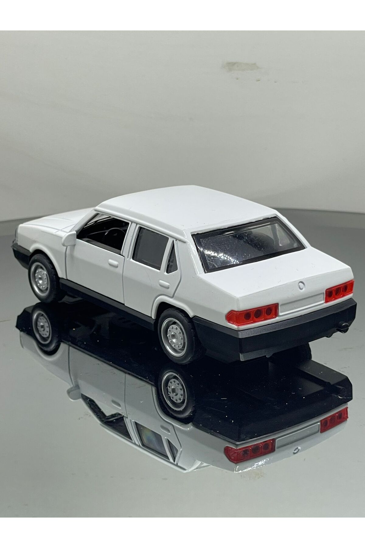ماشین اسباب بازی فلزی 1.36 توفاش شاهین مدل TOY CAR WHITE 12 سانتی متر SCOWETTO