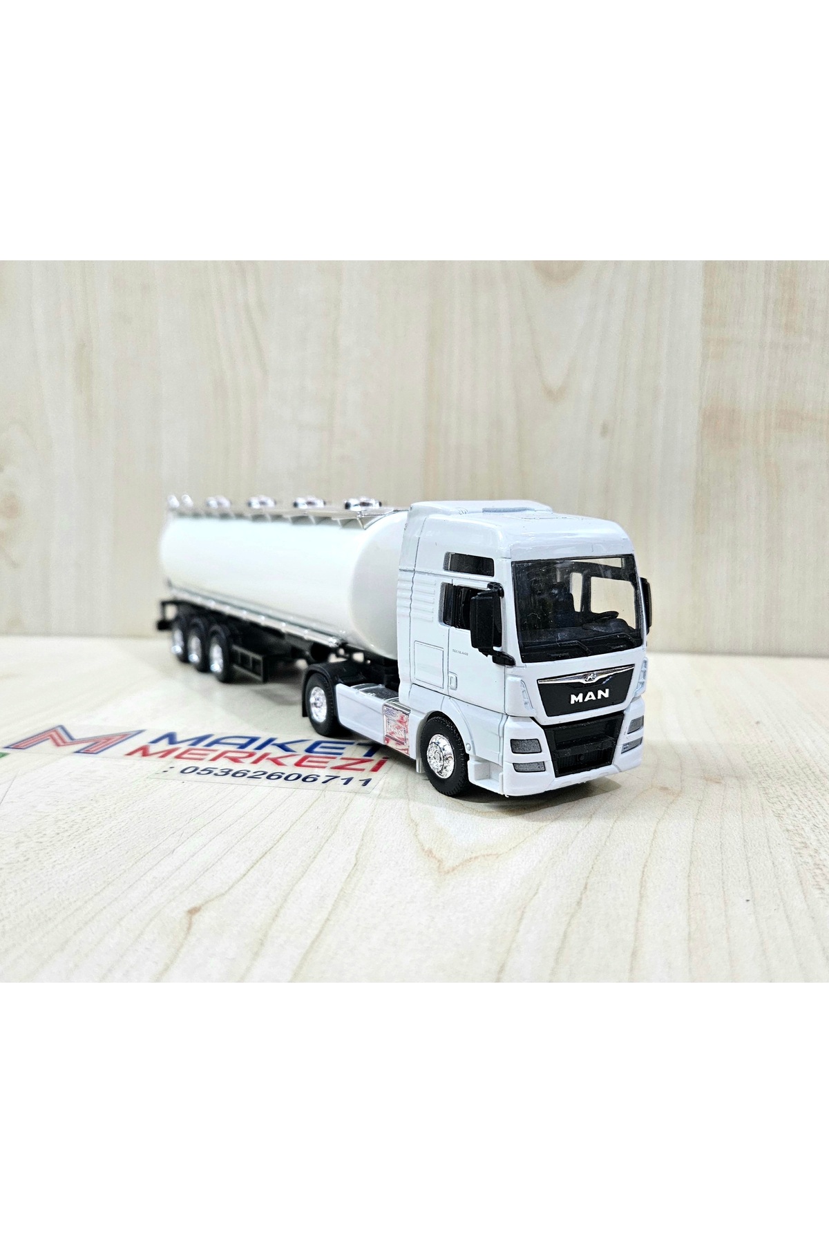 مدل خودرو MAN TGX TANKER MODEL 1 64 سفید به طول 25 سانتی متر نام شرکت را می توان نوشت اورجینال WELLY