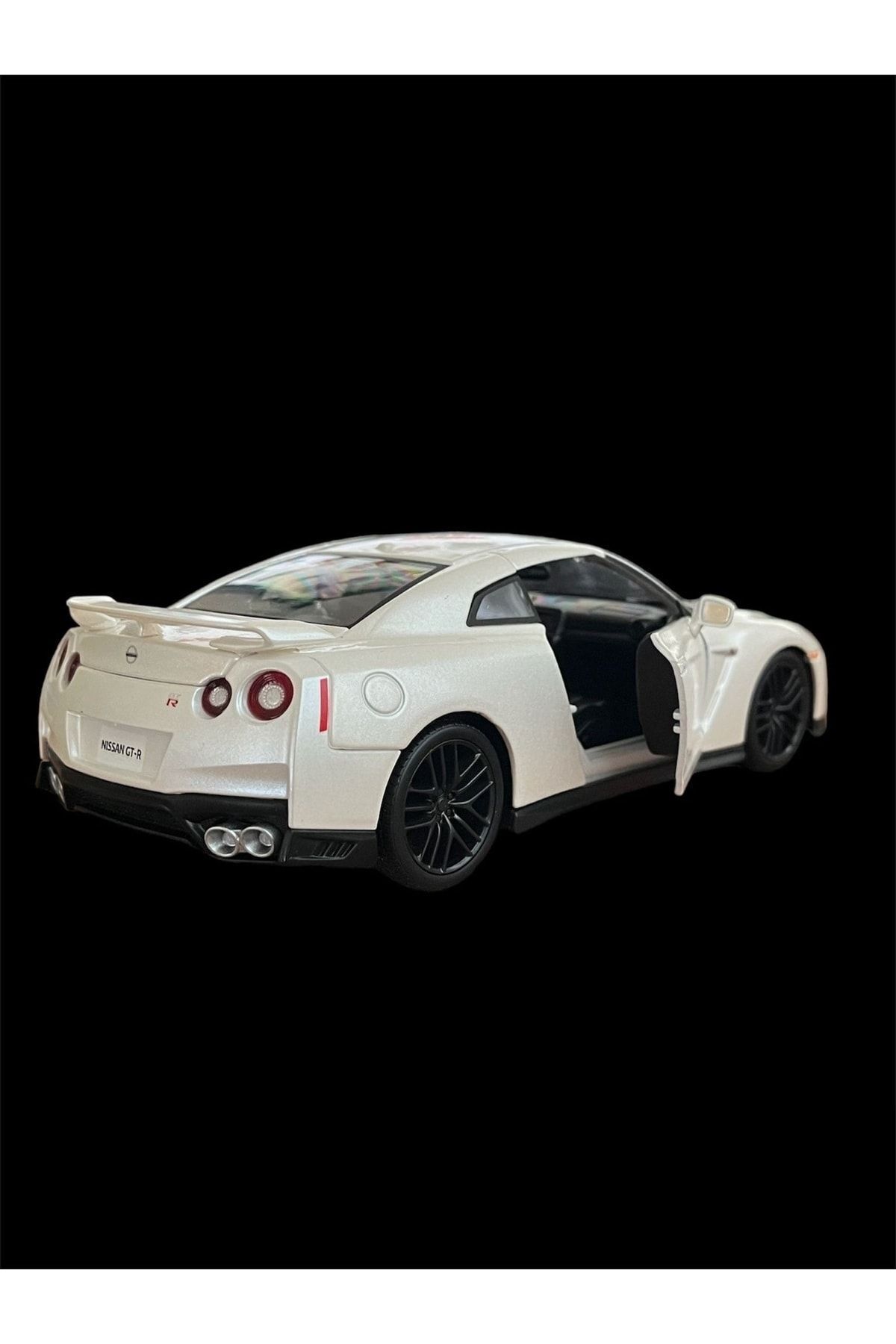مدل خودرو ترازو 1 24 ماشین سفید نیسان GT R 2017 اورجینال Burago