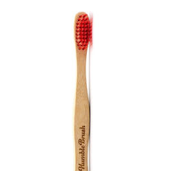 مسواک نرم بزرگسال هامبل براش Humble Brush با دسته بامبویی، الیاف نایلون-۶ و رنگ قرمز