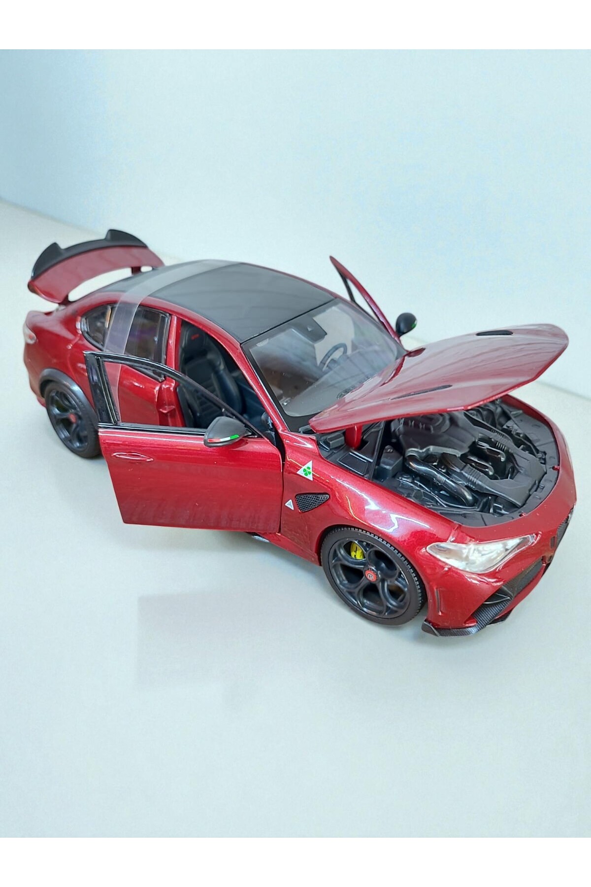 مدل خودرو ماشین کلکسیونی ALFA ROMEO GIULIA GTA 1:18 SCALE DIE CAST قرمز مشکی فلزی اورجینال Burago