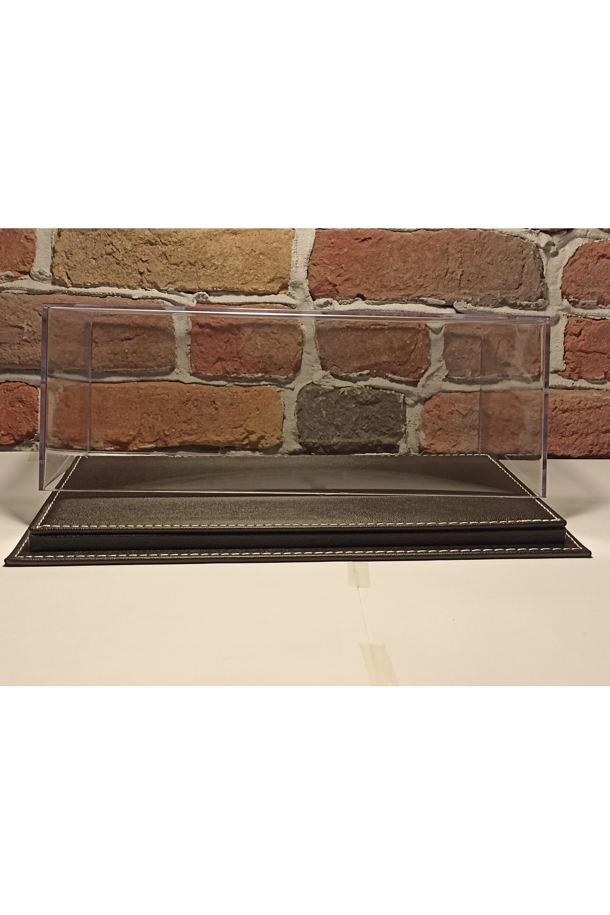 مدل خودرو جعبه صفحه نمایش PLEXI: با پایه چرمی برای وسایل نقلیه 1 18 اورجینال diamond hobby