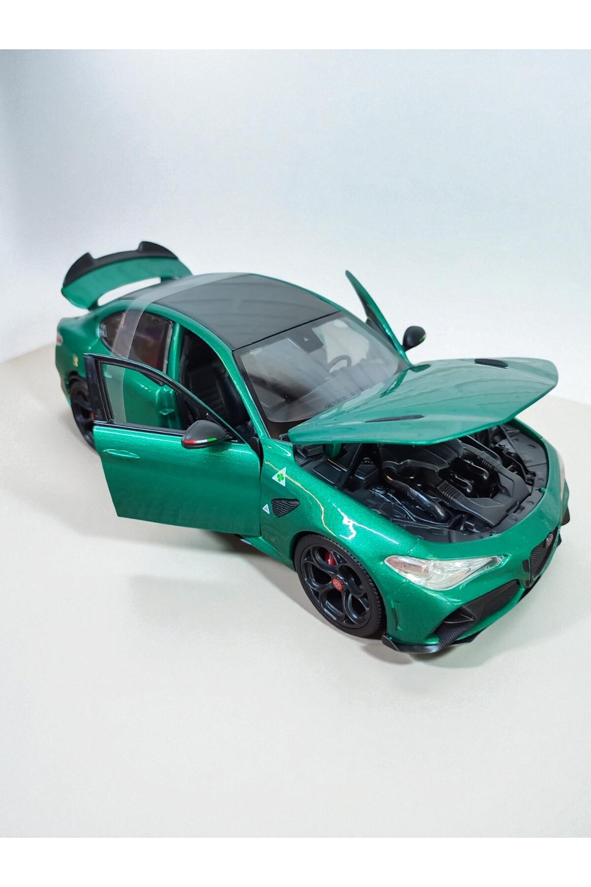 مدل خودرو ماشین کلکسیونی ALFA ROMEO GIULIA GTA 1:18 DIE CAST METALLIC GREEN METAL CAR از ترکیه Burago
