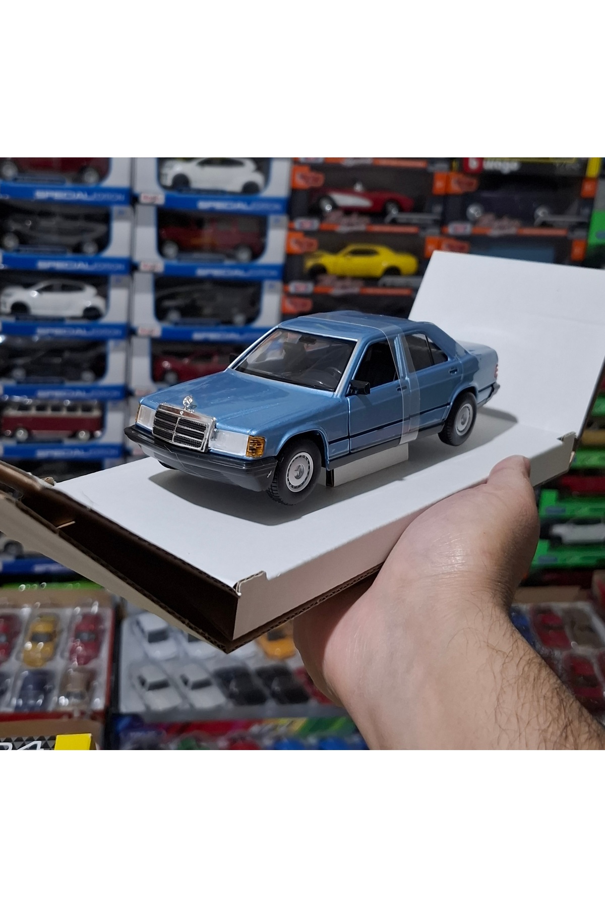 مدل خودرو 1.24 SCALE BURAGO با مجوز مرسدس بنز 190E رنگ آبی 17 18 سانتی متر اورجینال Burago