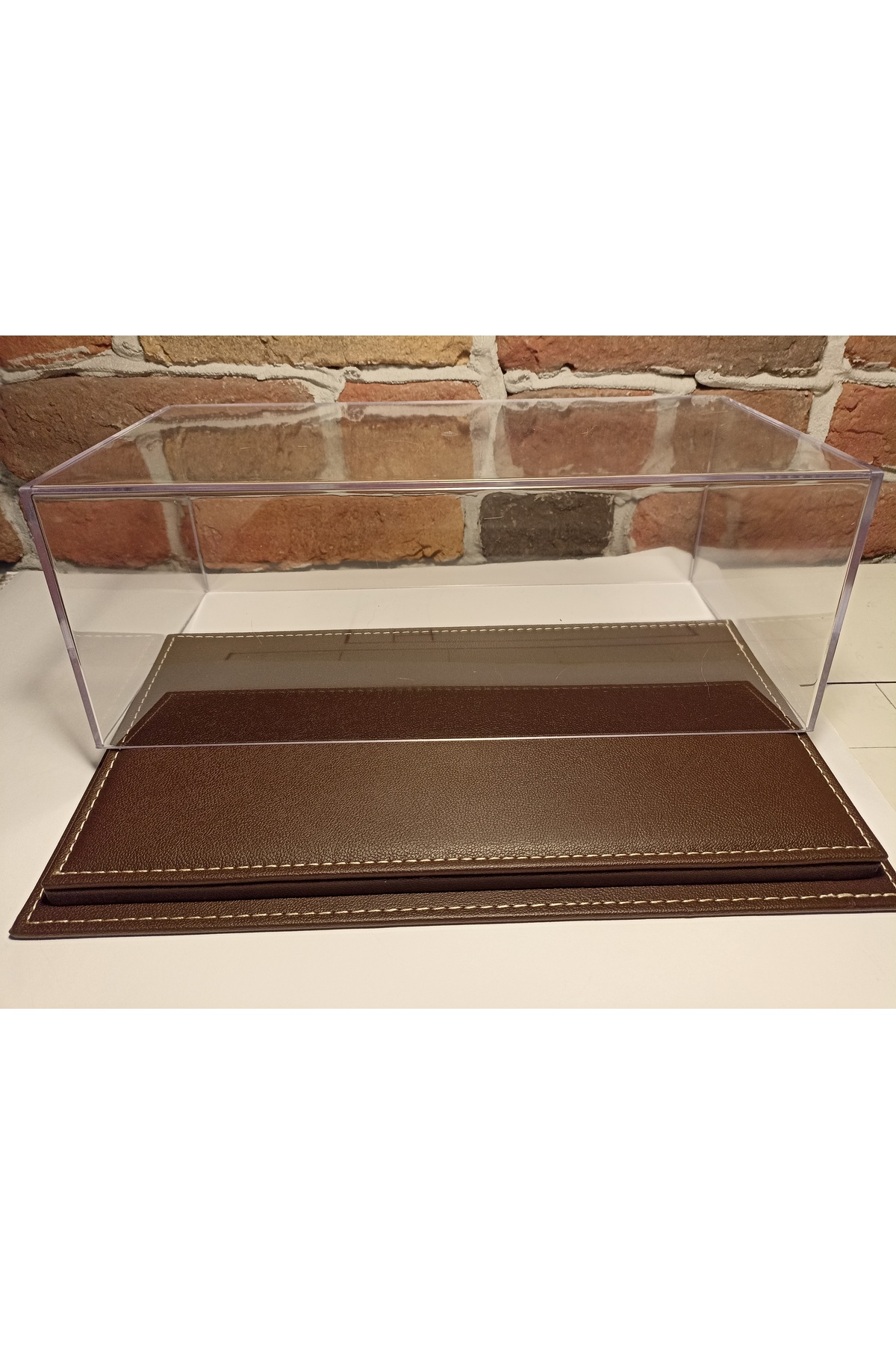 مدل خودرو جعبه صفحه نمایش PLEXI: با پایه چرمی برای وسایل نقلیه 1 18 اورجینال diamond hobby