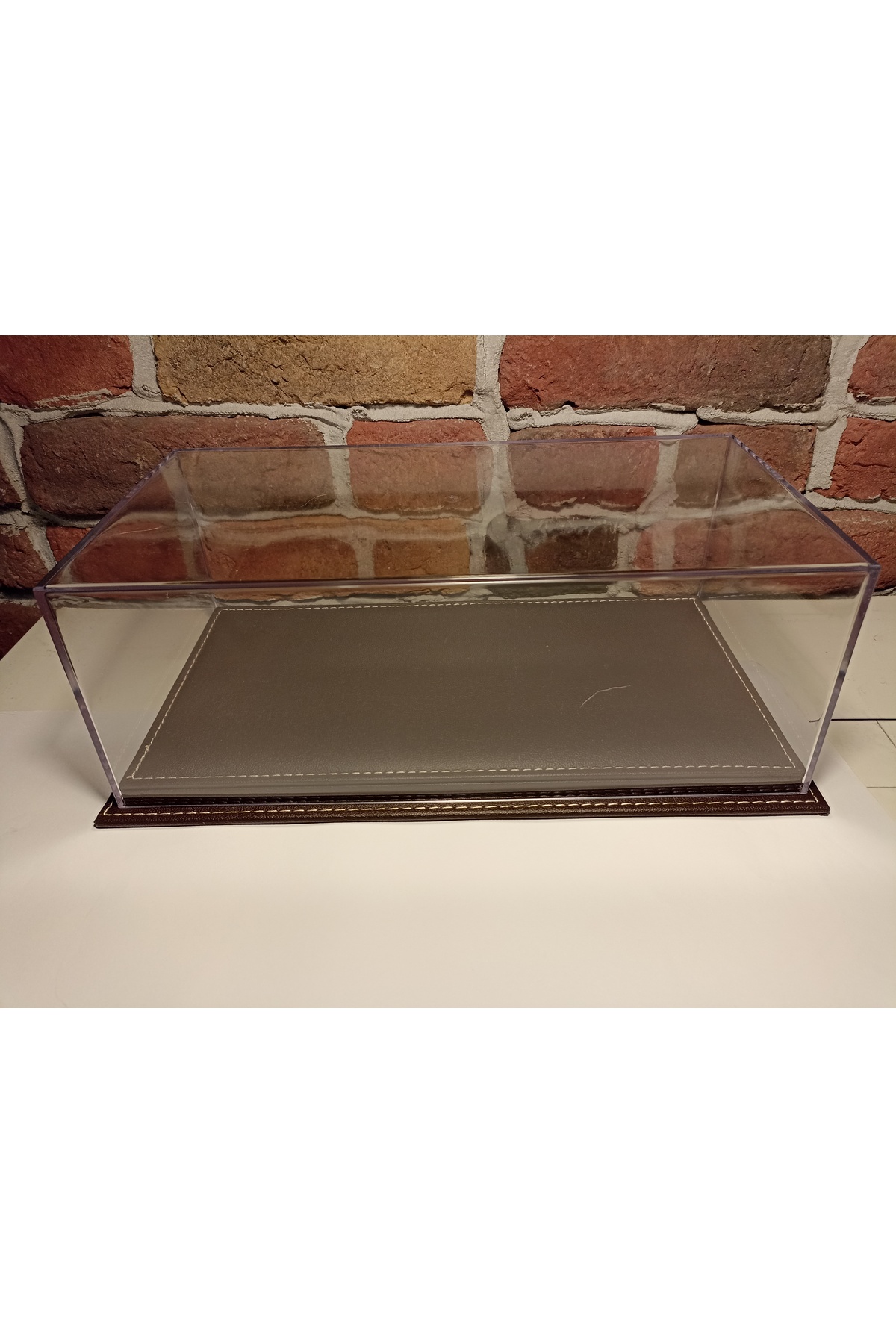 مدل خودرو جعبه صفحه نمایش PLEXI: با پایه چرمی برای وسایل نقلیه 1 18 اورجینال diamond hobby
