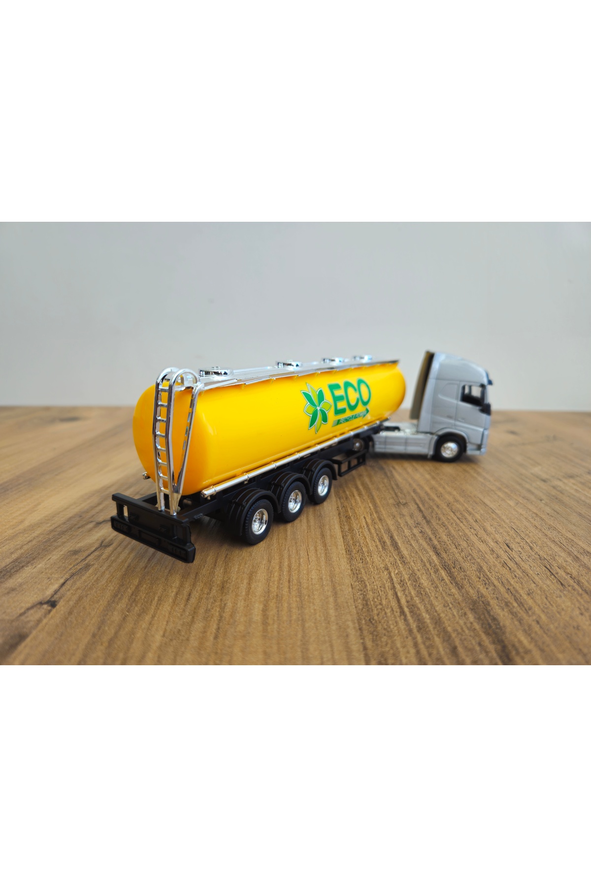 مدل خودرو کامیون تانکر VOLVO FH4 در مقیاس 1 64 ارتفاع 25 سانتی متر توضیحات را بخوانید اورجینال WELLY